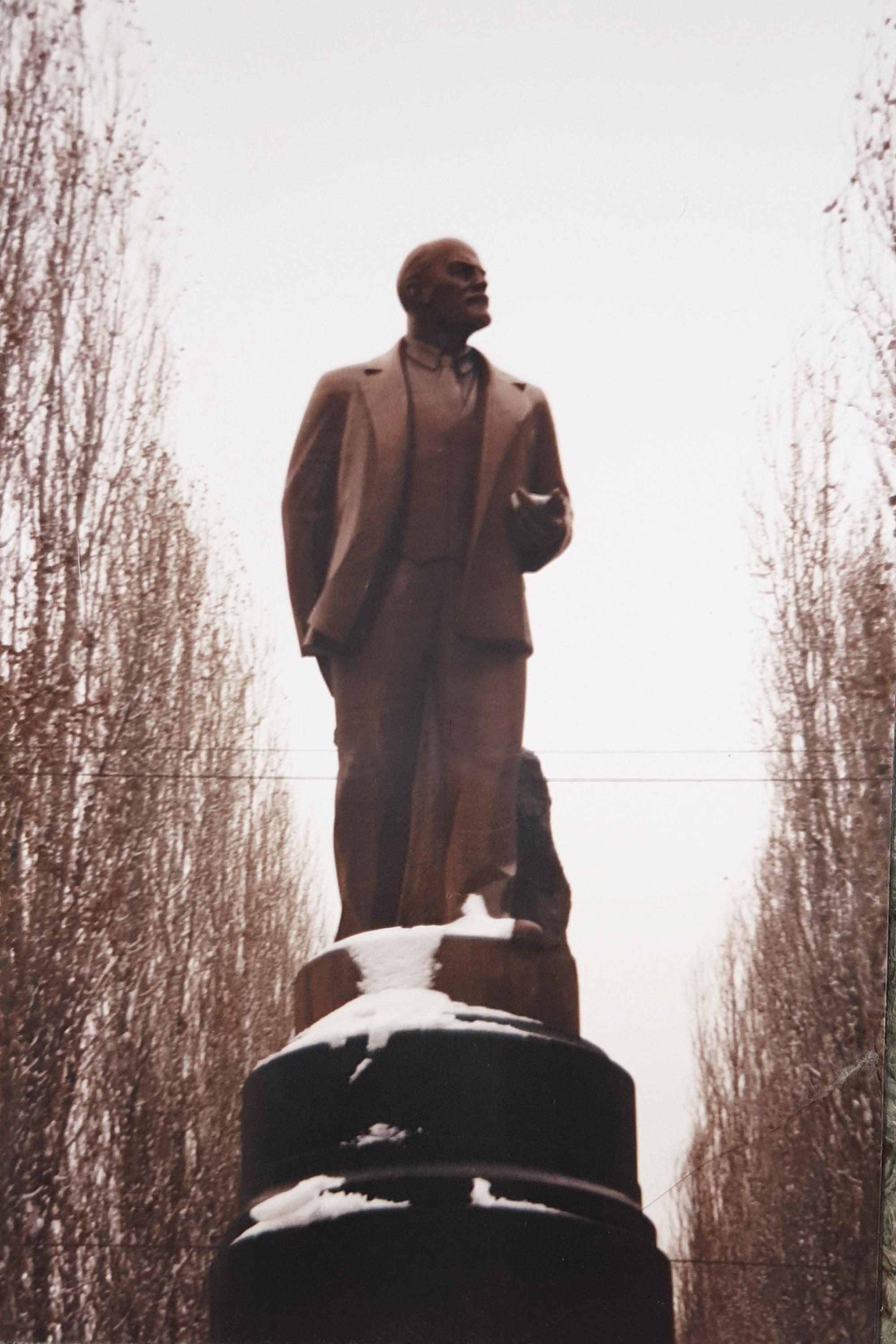 Statue of Lenin. Kiew 1999. r/ukraine