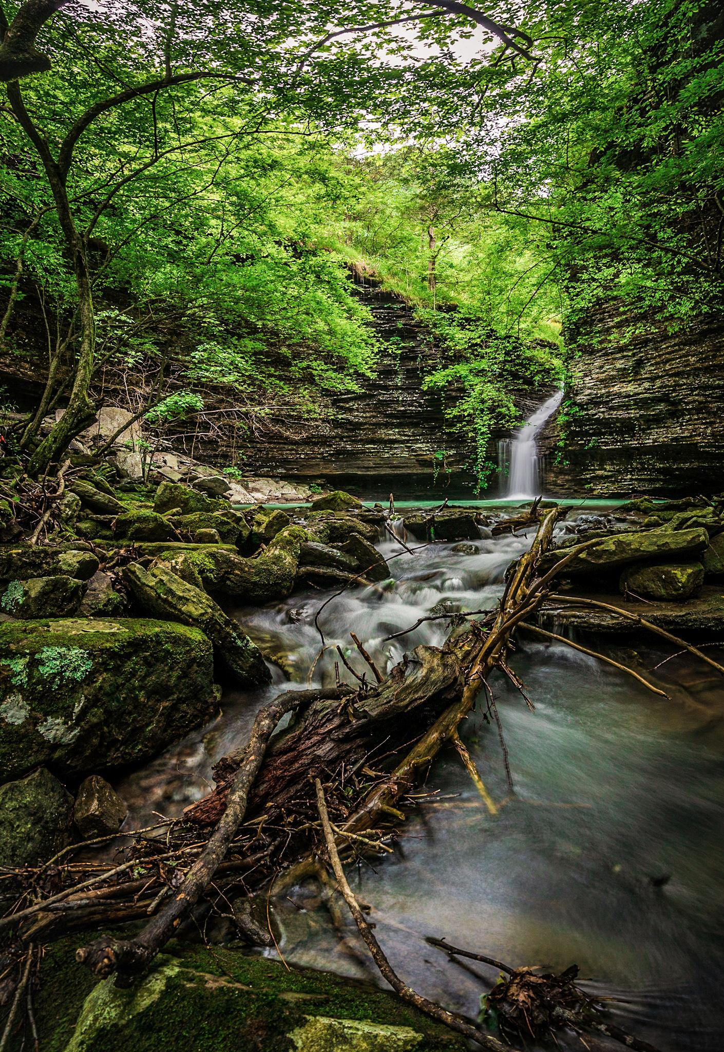 Brushy Grotto Falls, Arkansas [OC] [1410X2048] r/EarthPorn