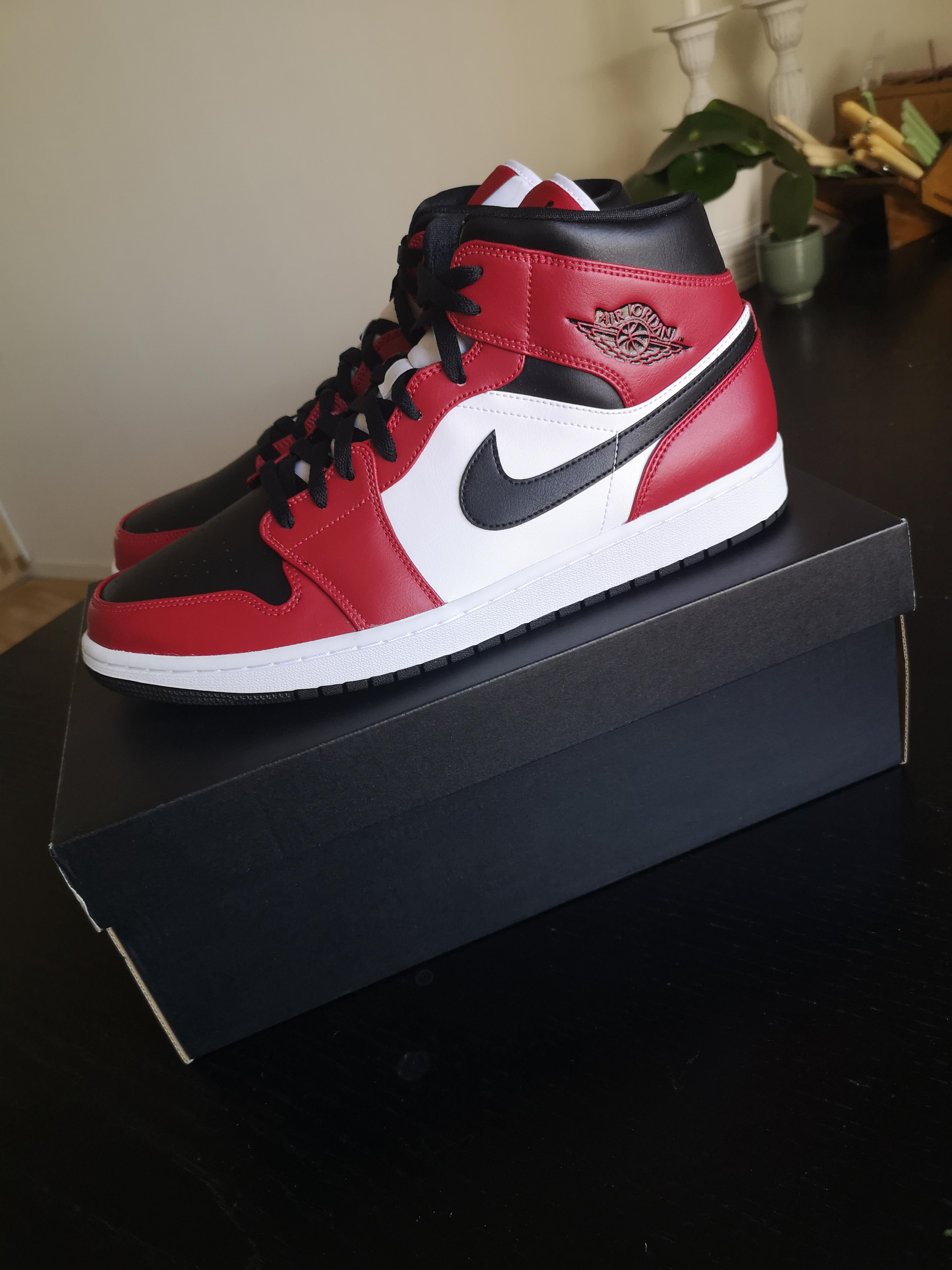 Jordan 1 mid chicago black toe just came r/Sneakers