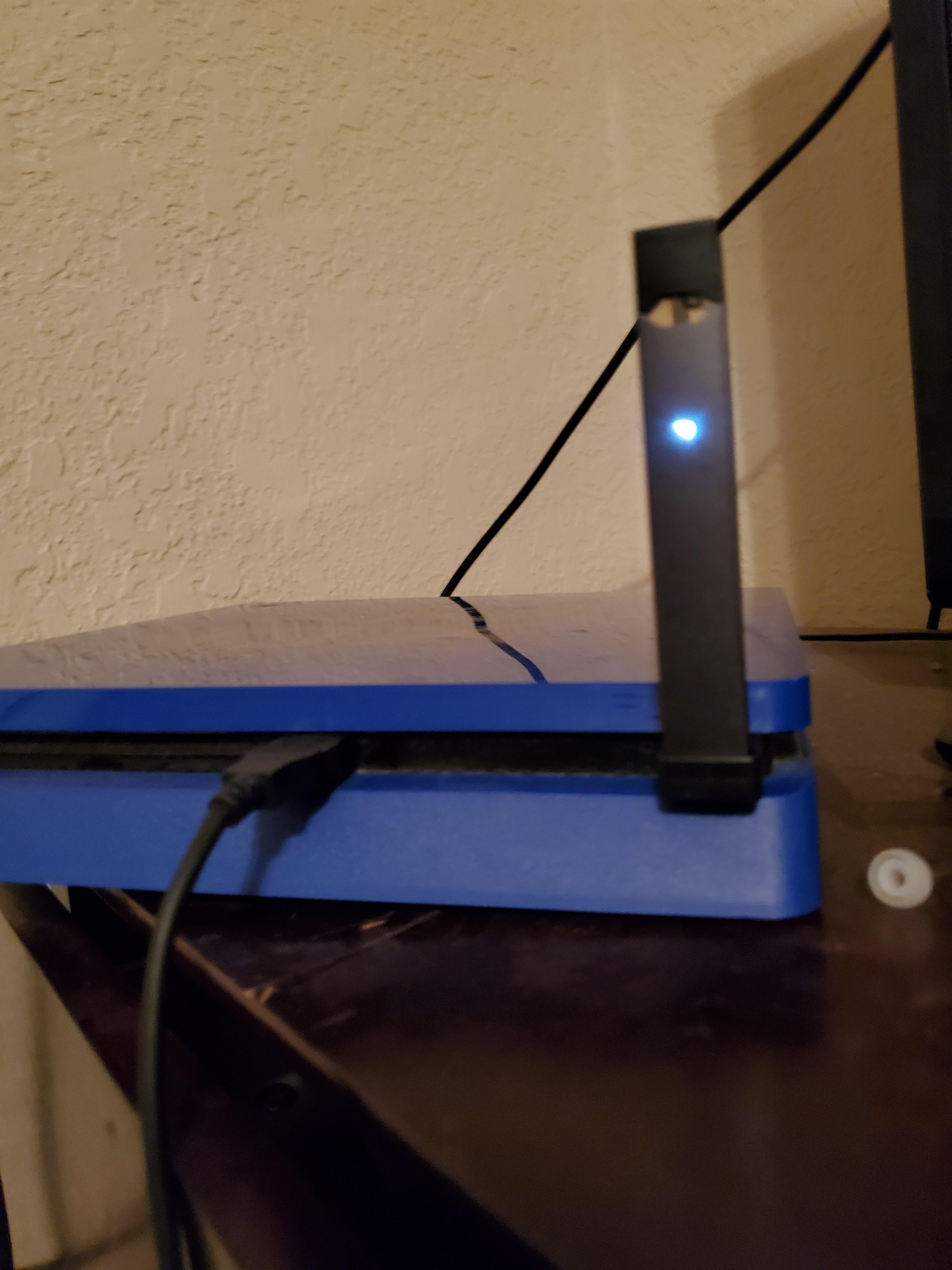 Charging Juulius Caesar while playing some Apex r/juul