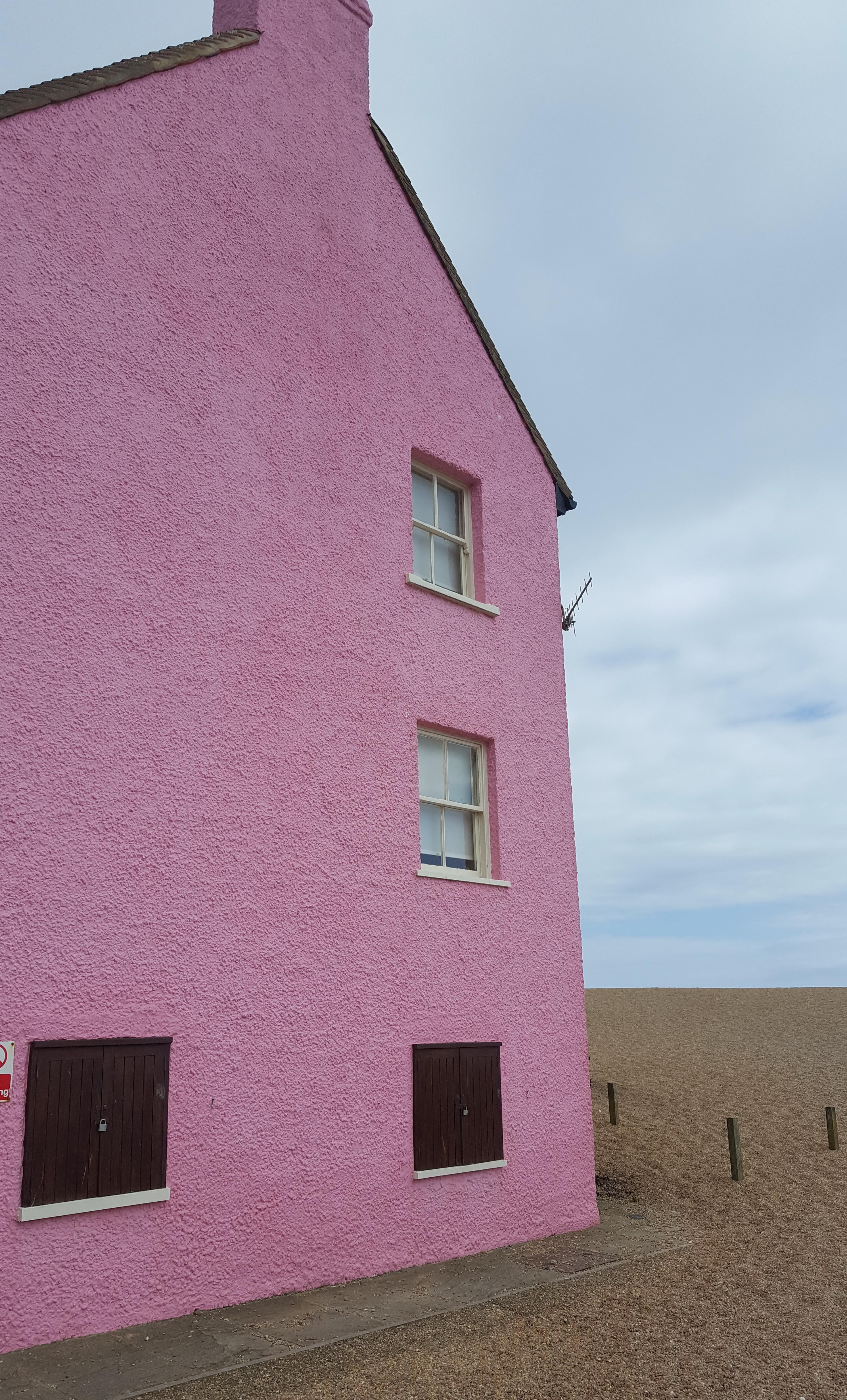 This pink house in West Bay Dorset,stands out quite a bit r/CasualUK