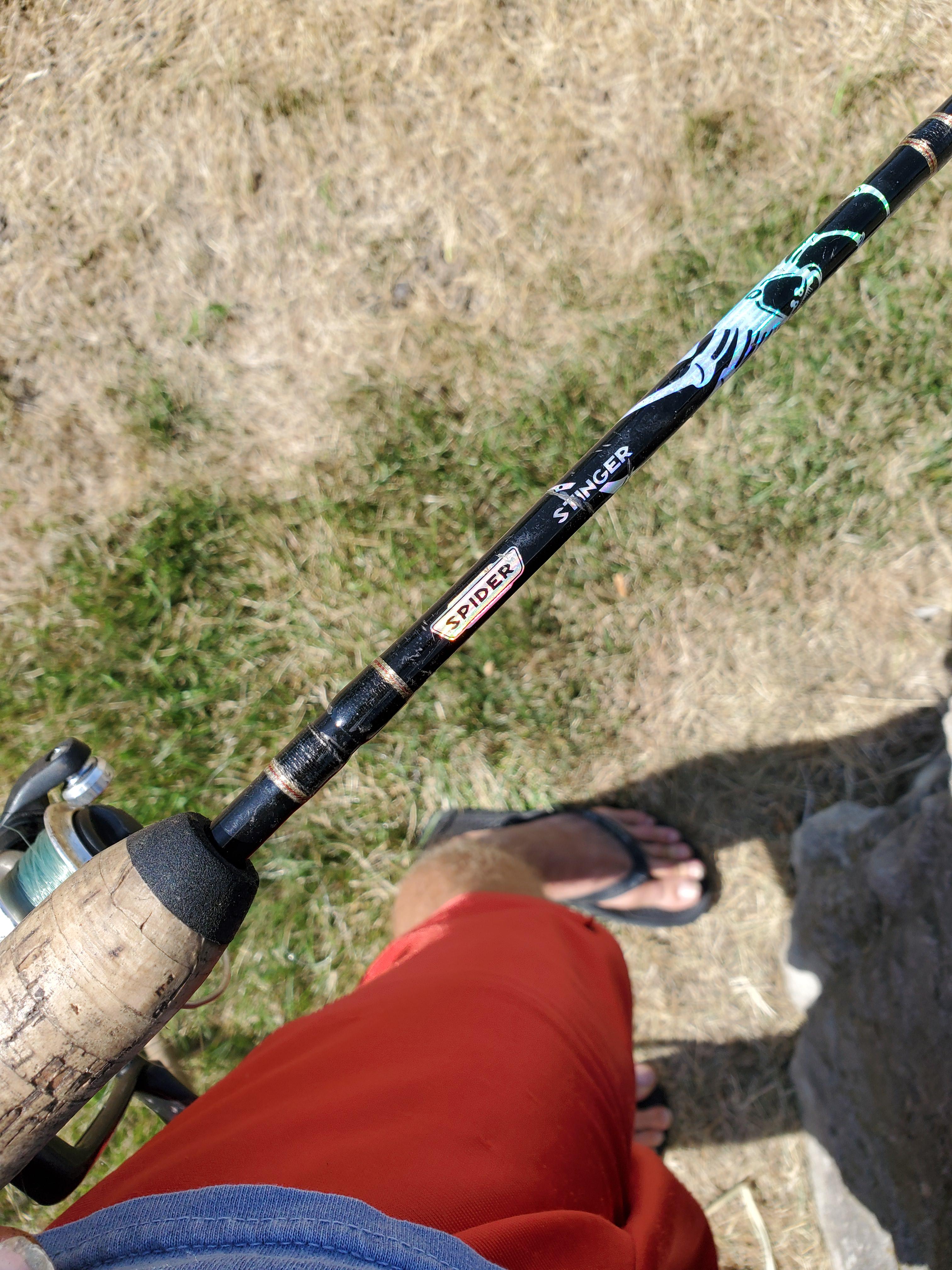 GUYS THIS WAS MY DADS FAVORITE ROD AND I SNAPPED IT BY ACCIDENT WHERE