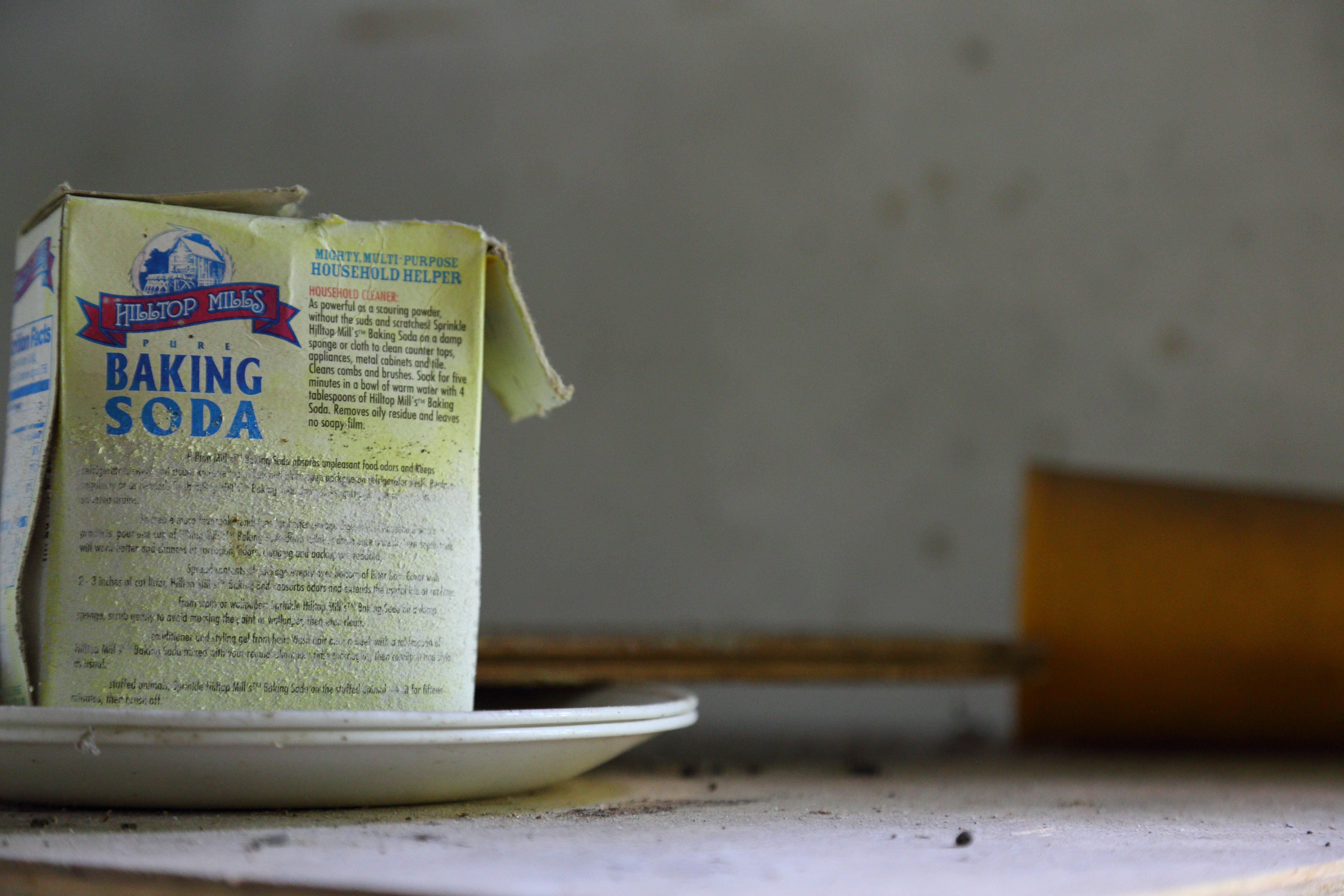 [OC] Old Baking Soda Package in Abandoned House in Southern TN (5472 x
