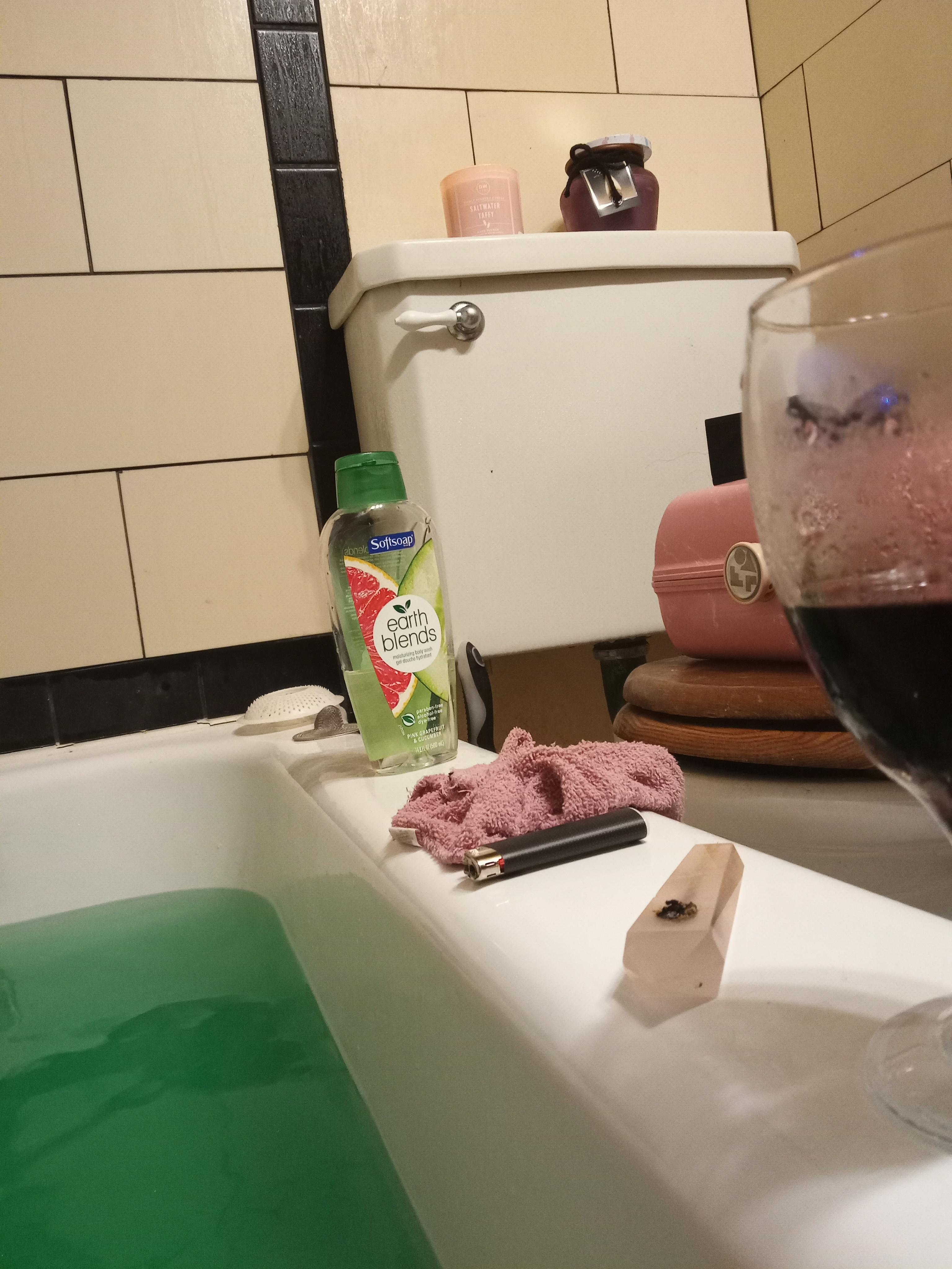 Having a nice relaxing bath with a bowl and red wine 💕 entwives