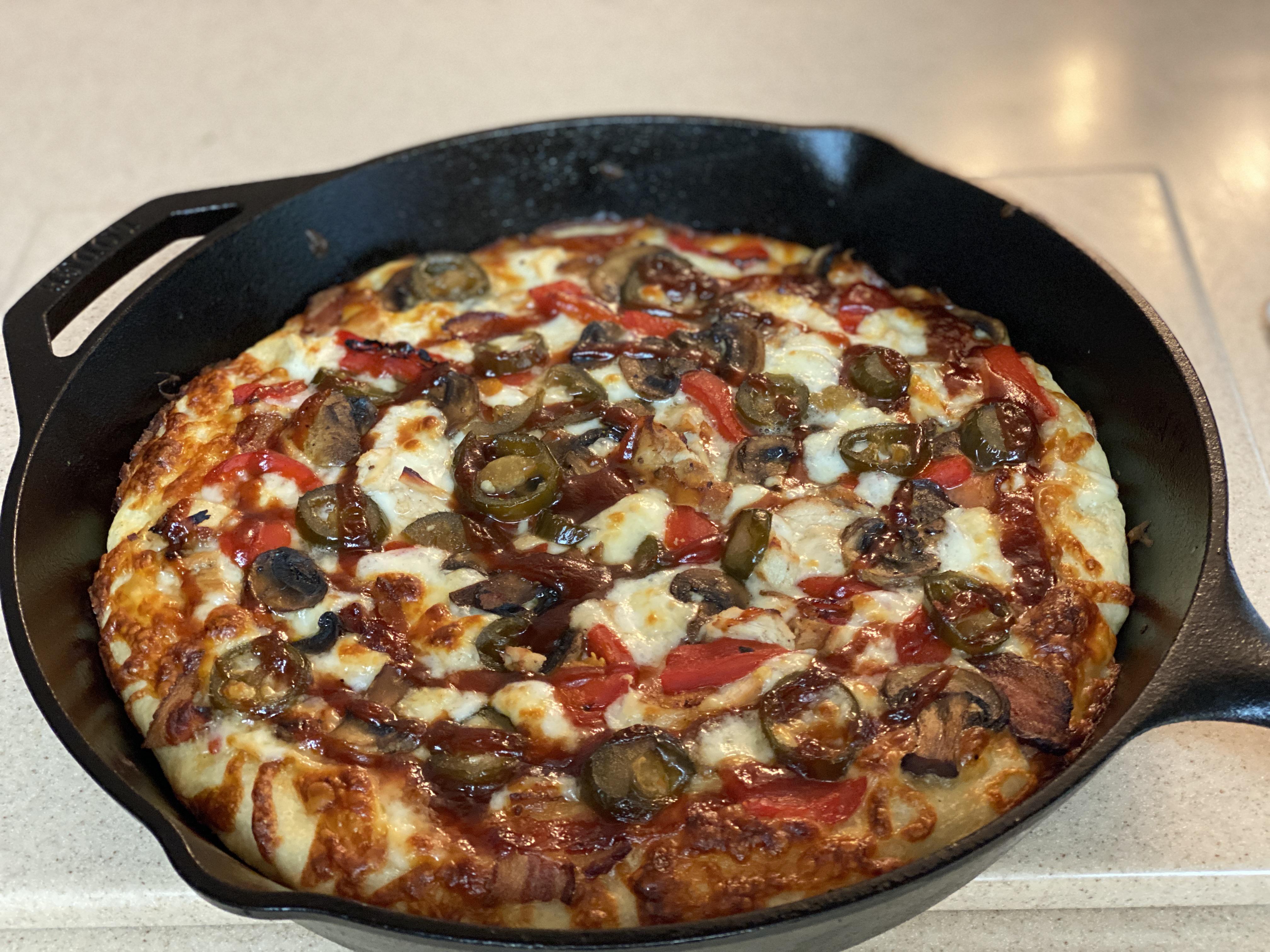 [Homemade] Cast Iron BBQ Chicken Pizza r/food