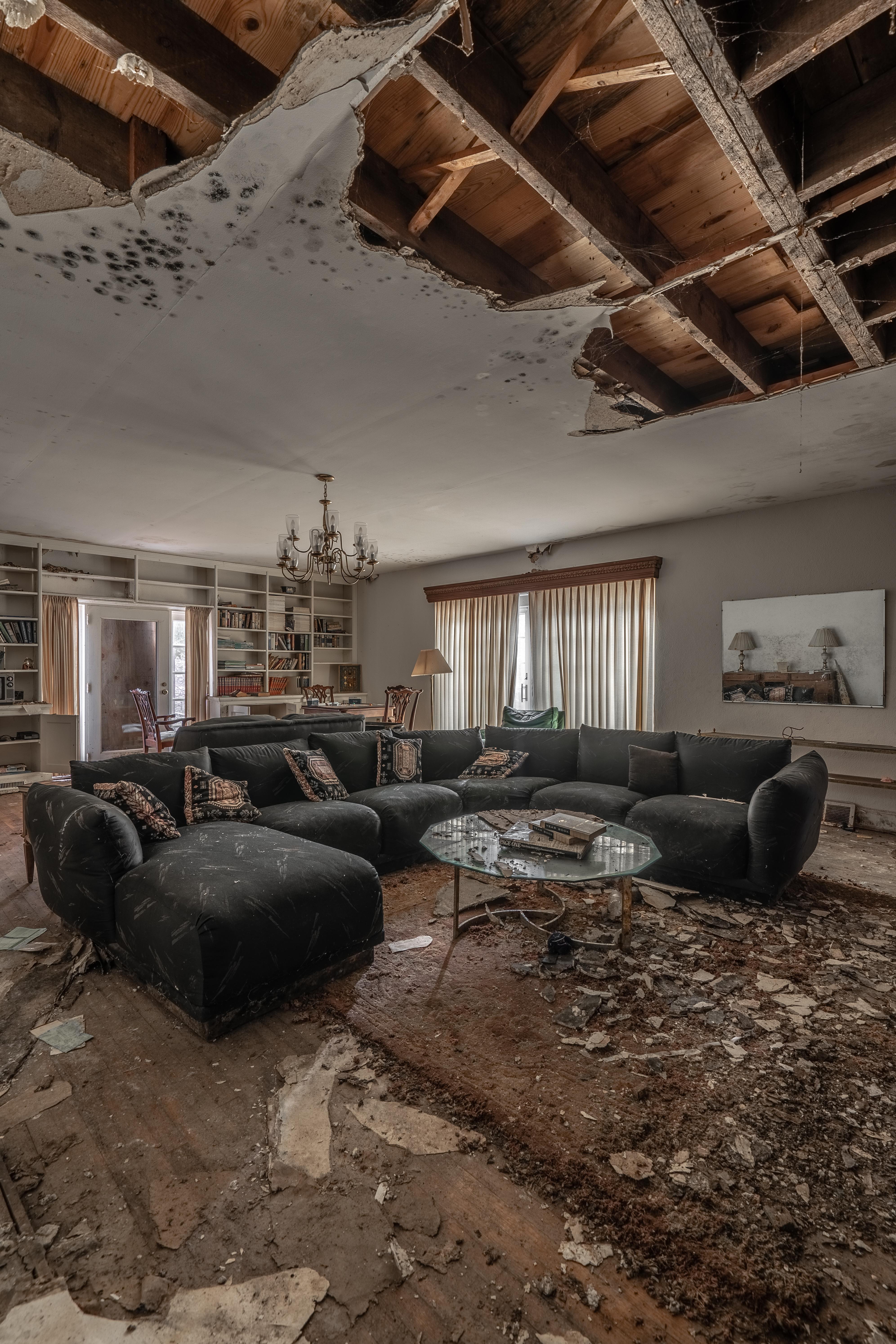 Abandoned Beach Mansion r/urbanexploration