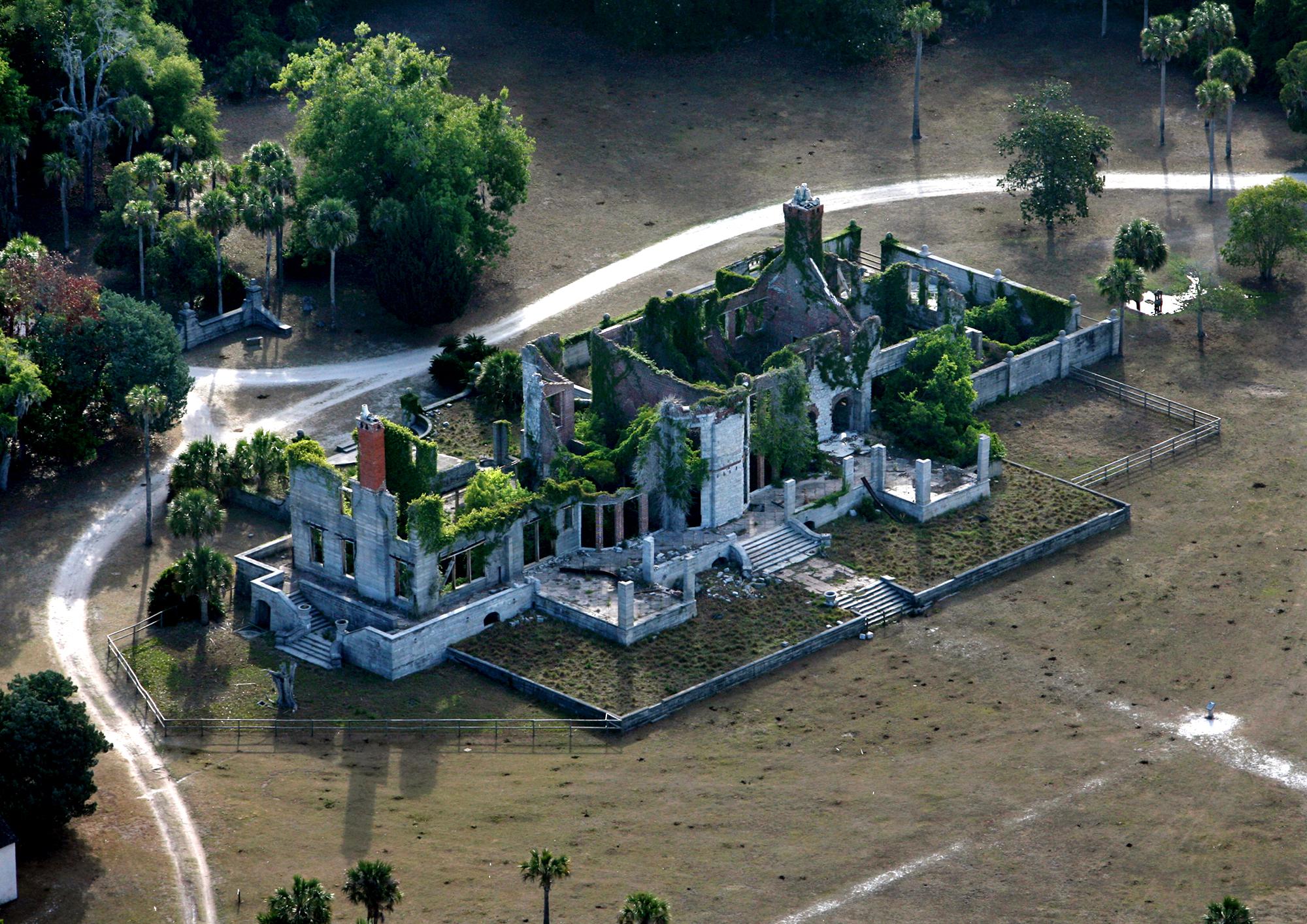 Mansion on Cumberland Island, USA r/reclaimedbynature