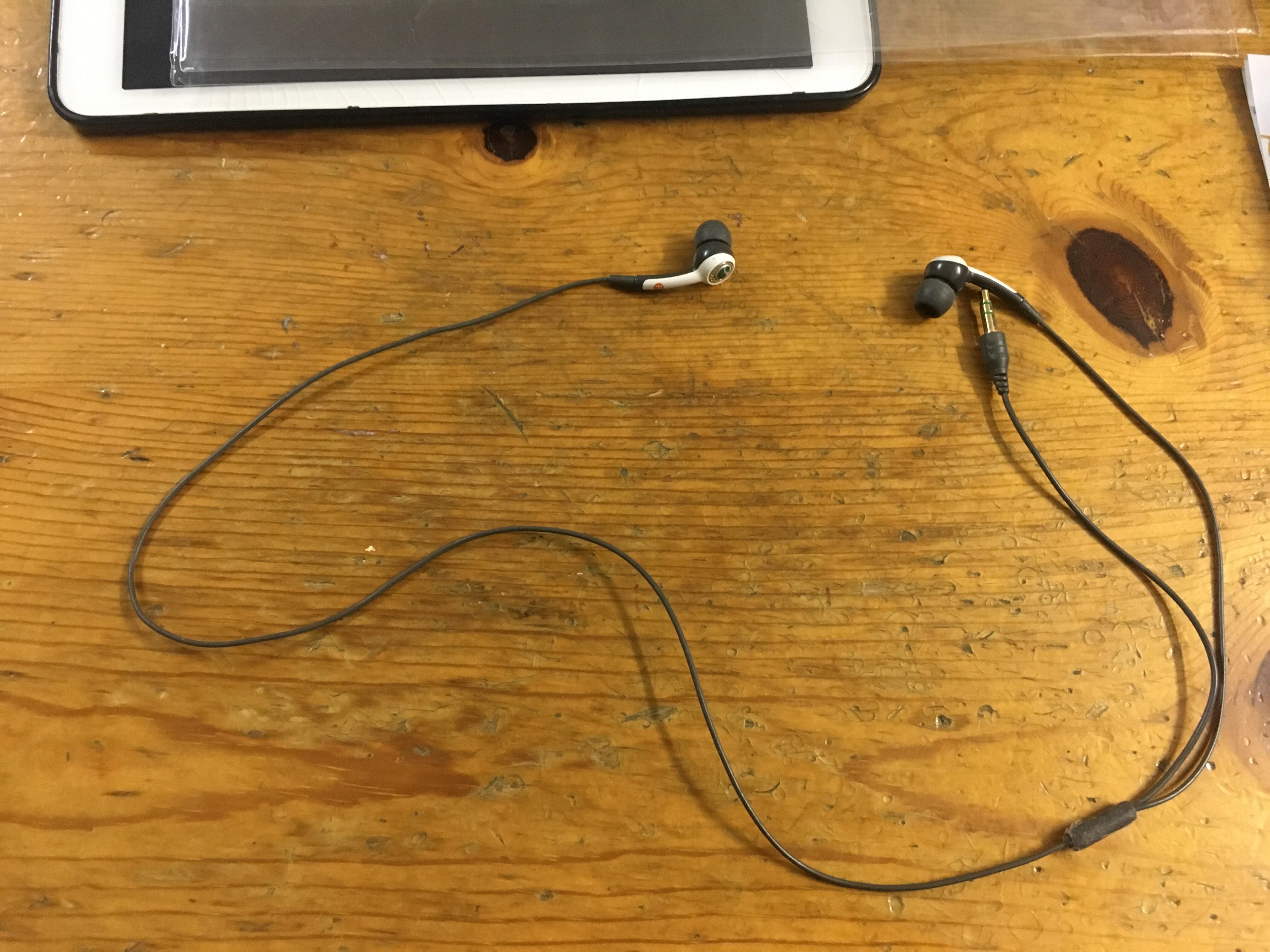 These earphones are like 9 years old and I don't understand why it's