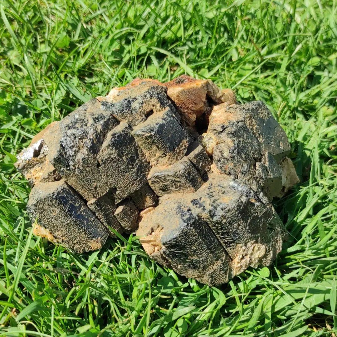Found this one in Tory Hill, Ontario. Hornblende? r/whatsthisrock