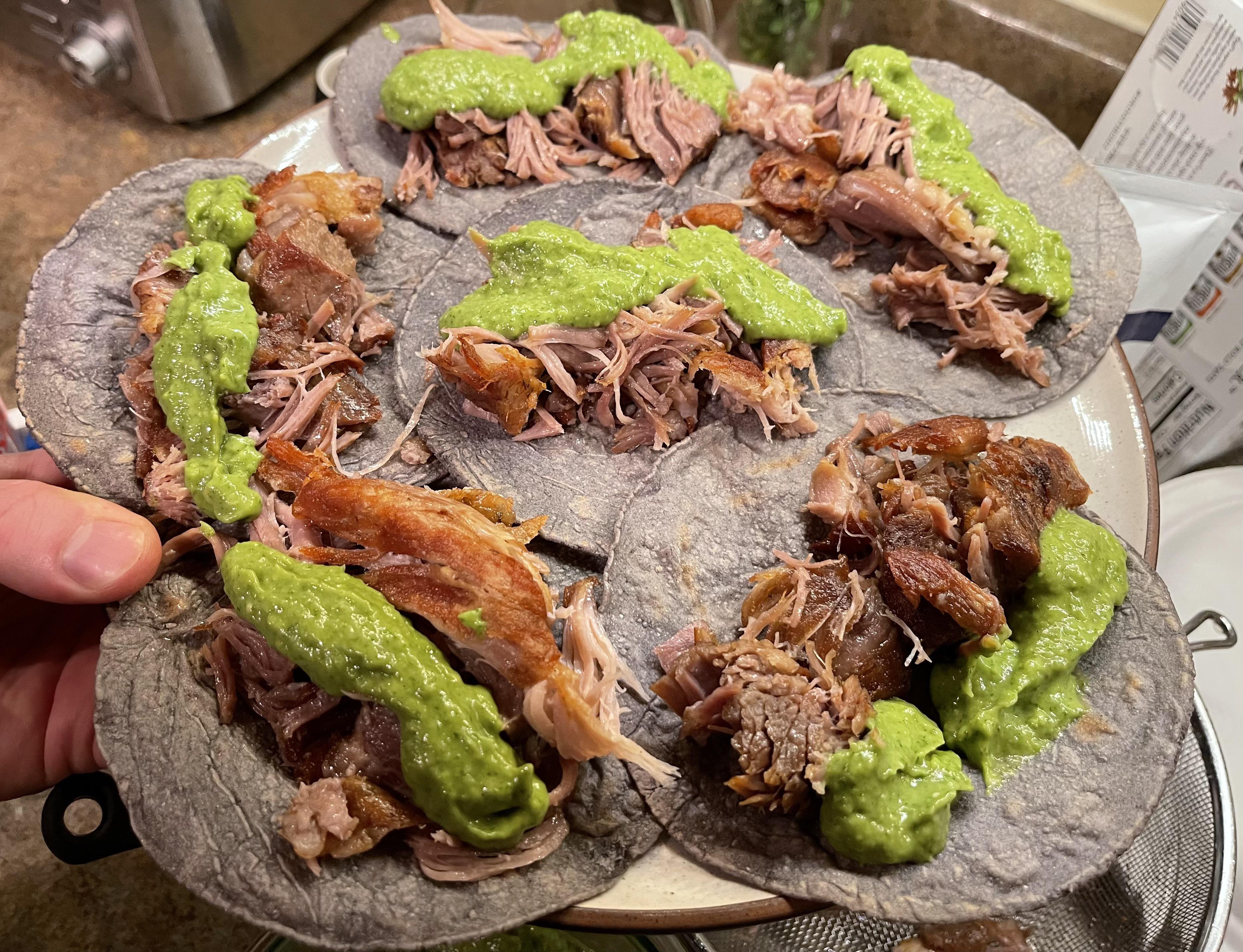 Tacos de Carnitas en Tortillas de Maíz Azul, Recién Hechas a Mano