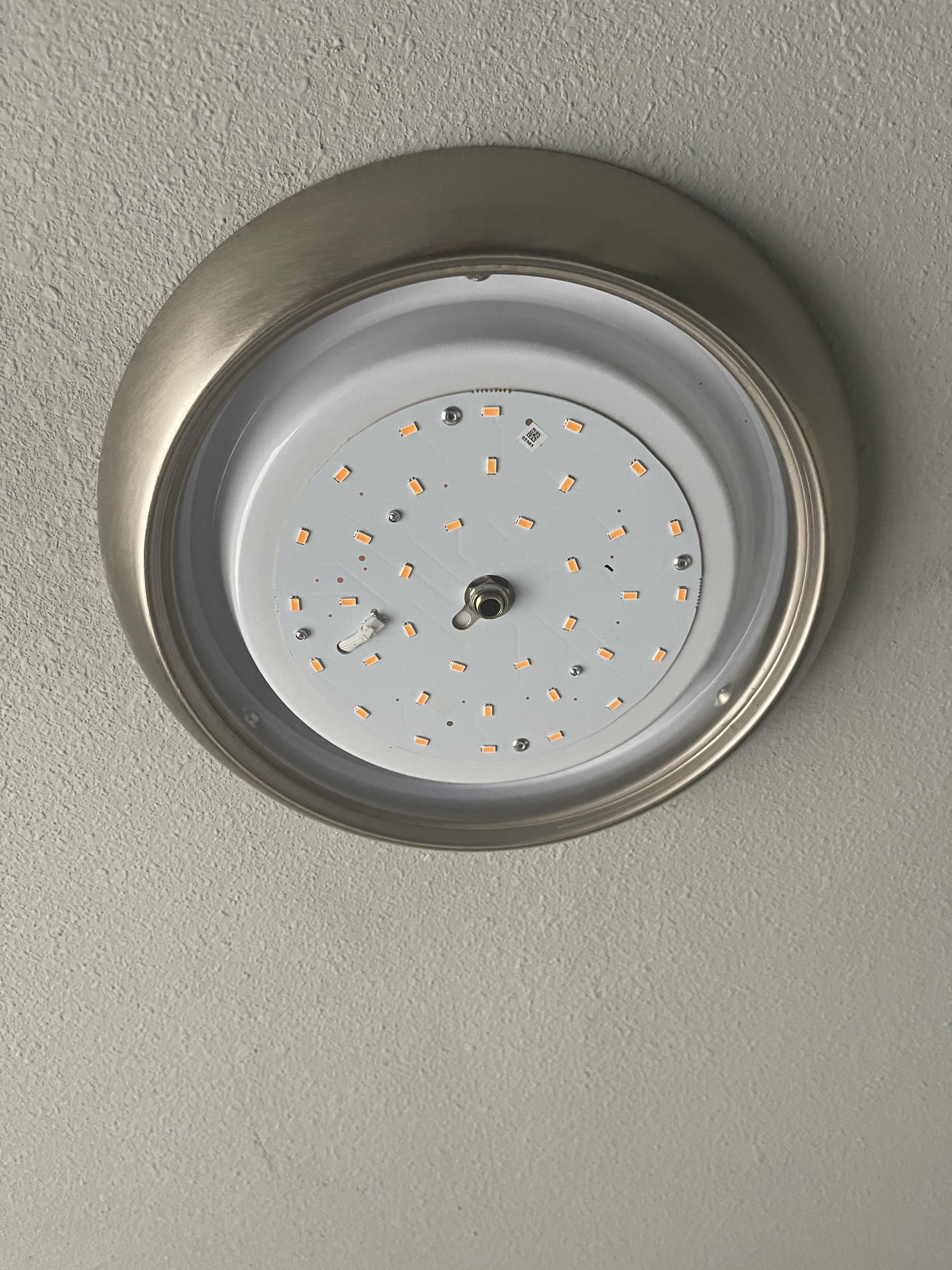 What kind of overhead light is this? Is it dimmable? Can I put a dimmer