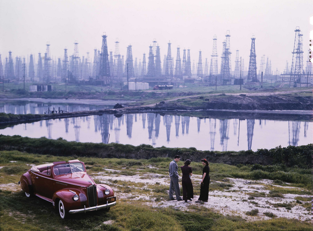 Oil derricks at Signal Hill, California, 1941. [1024x767] r/HistoryPorn