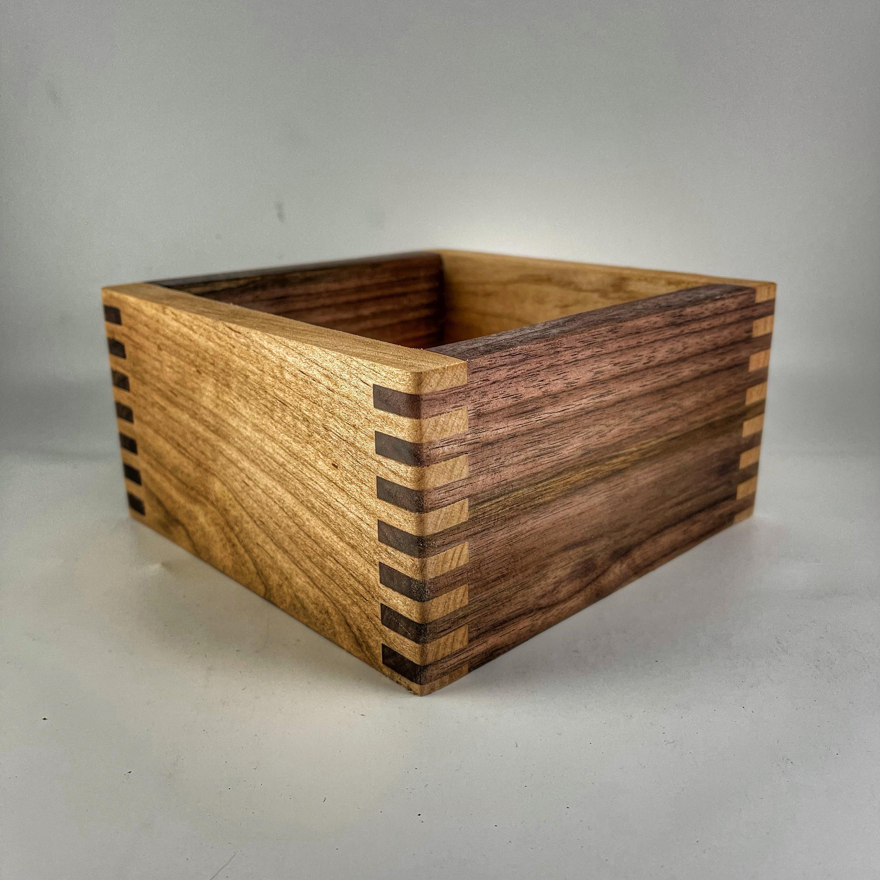 After three years of trying, I finally have some box joints I felt