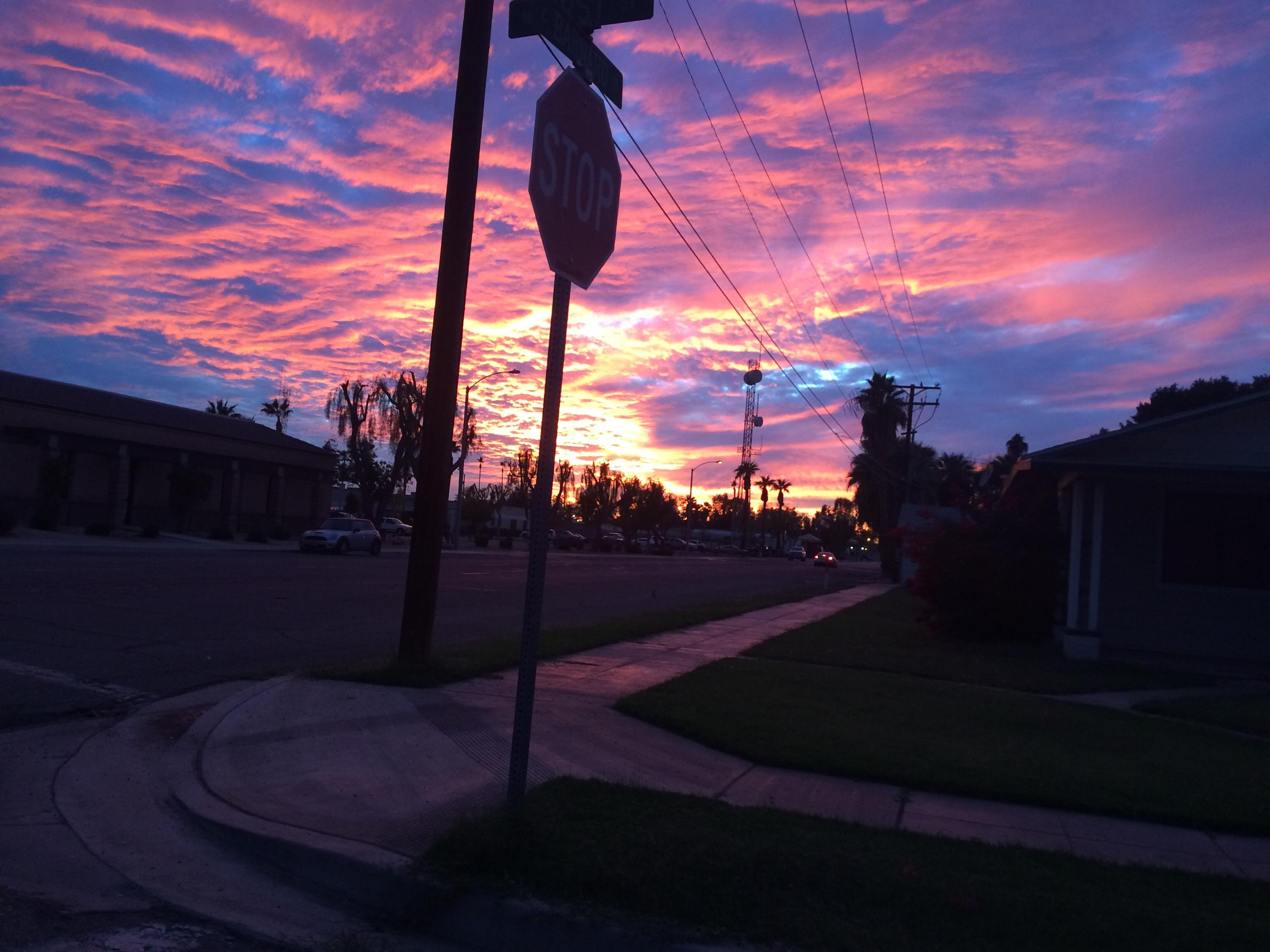 Caught this stunning sunset at 1645 pst in Blythe, CA r/SkyPorn