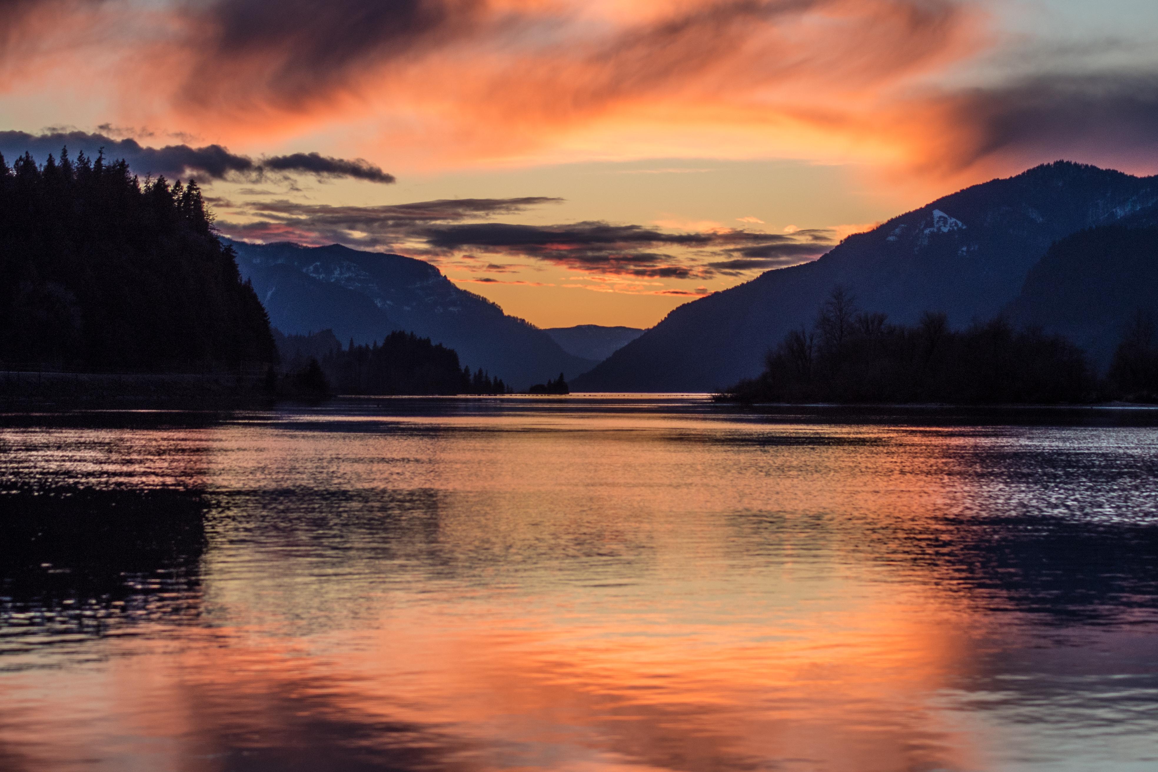 Columbia River at sunset. Taken in Hood River, OR [3936x2624] [OC