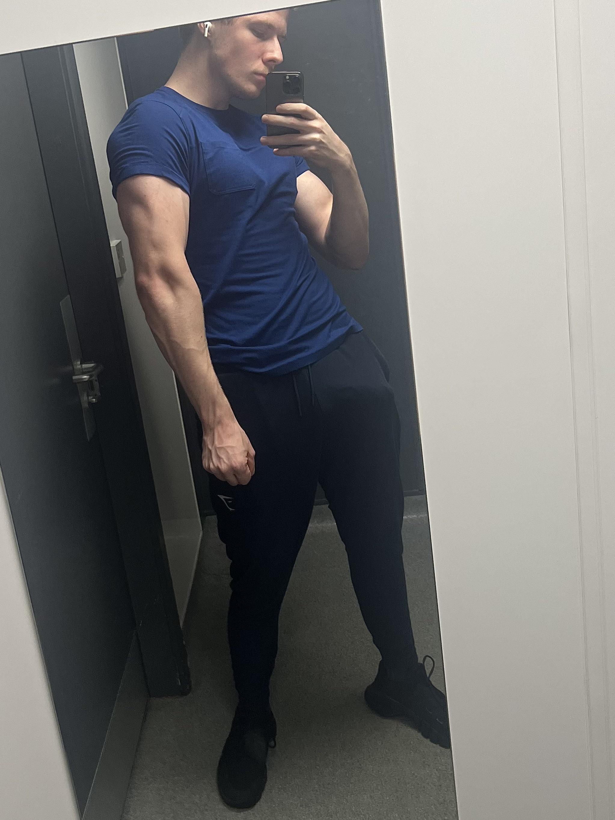 [22] got something long and hard in my joggers for you bro 👀 : broslikeus