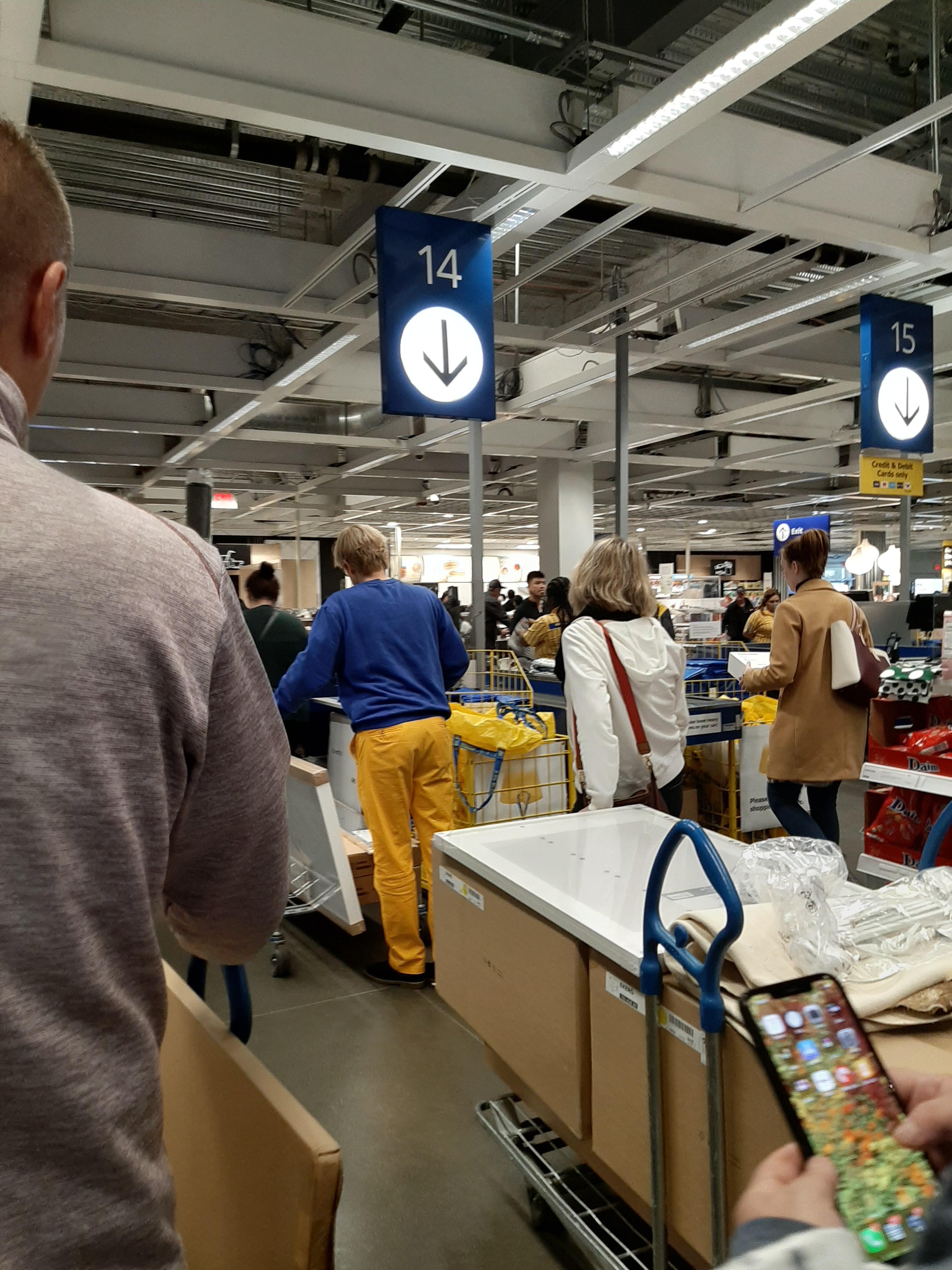 This person's outfit at Ikea raises many questions. r/mildlyinteresting