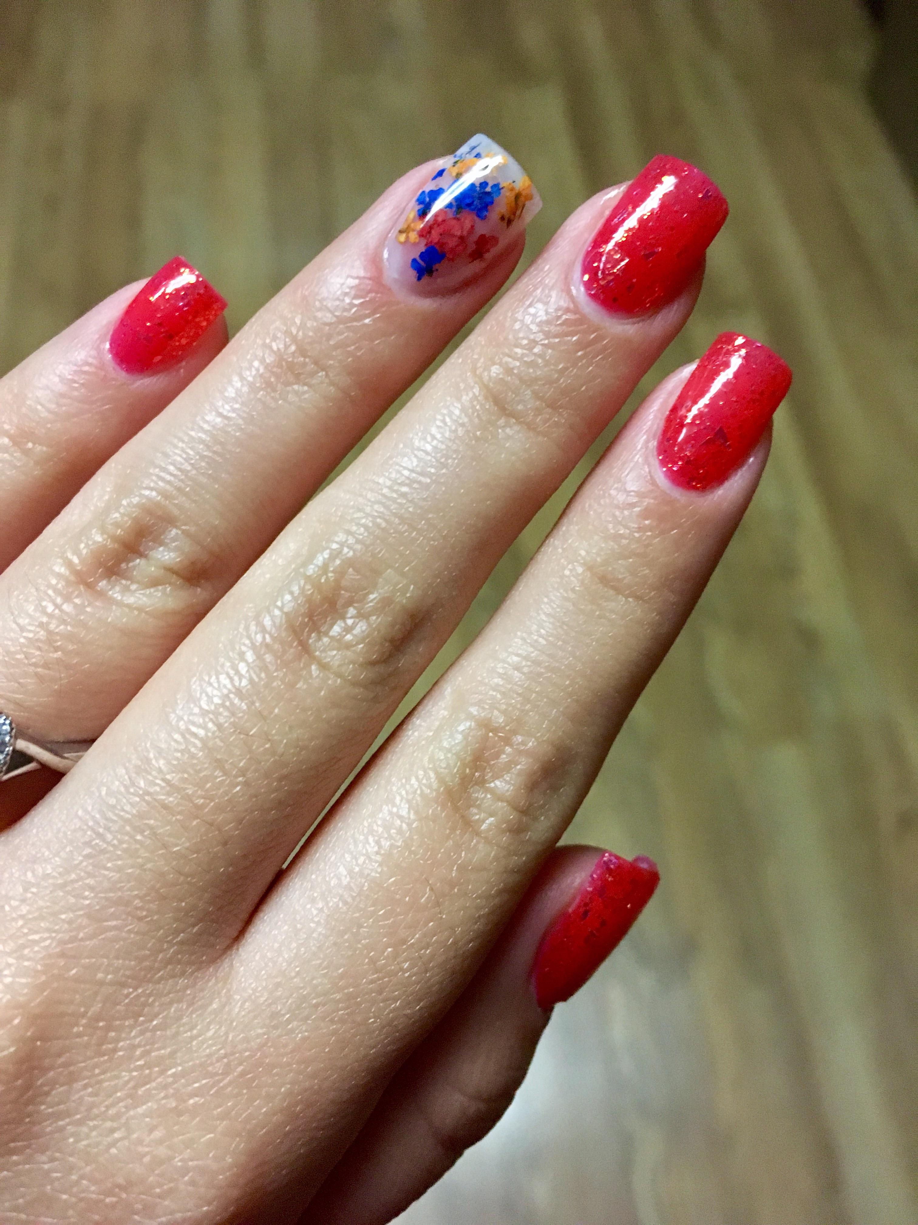 Gel nails with dried flowers 🌺 r/RedditLaqueristas