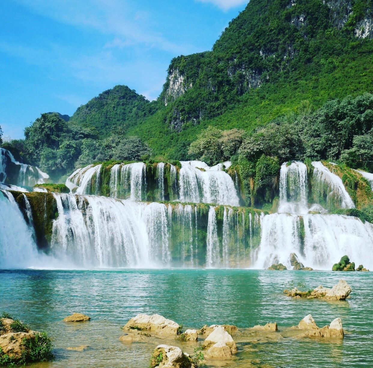 Ban Gioc waterfalls, Cao Bang in Vietnam (left half is Vietnamese