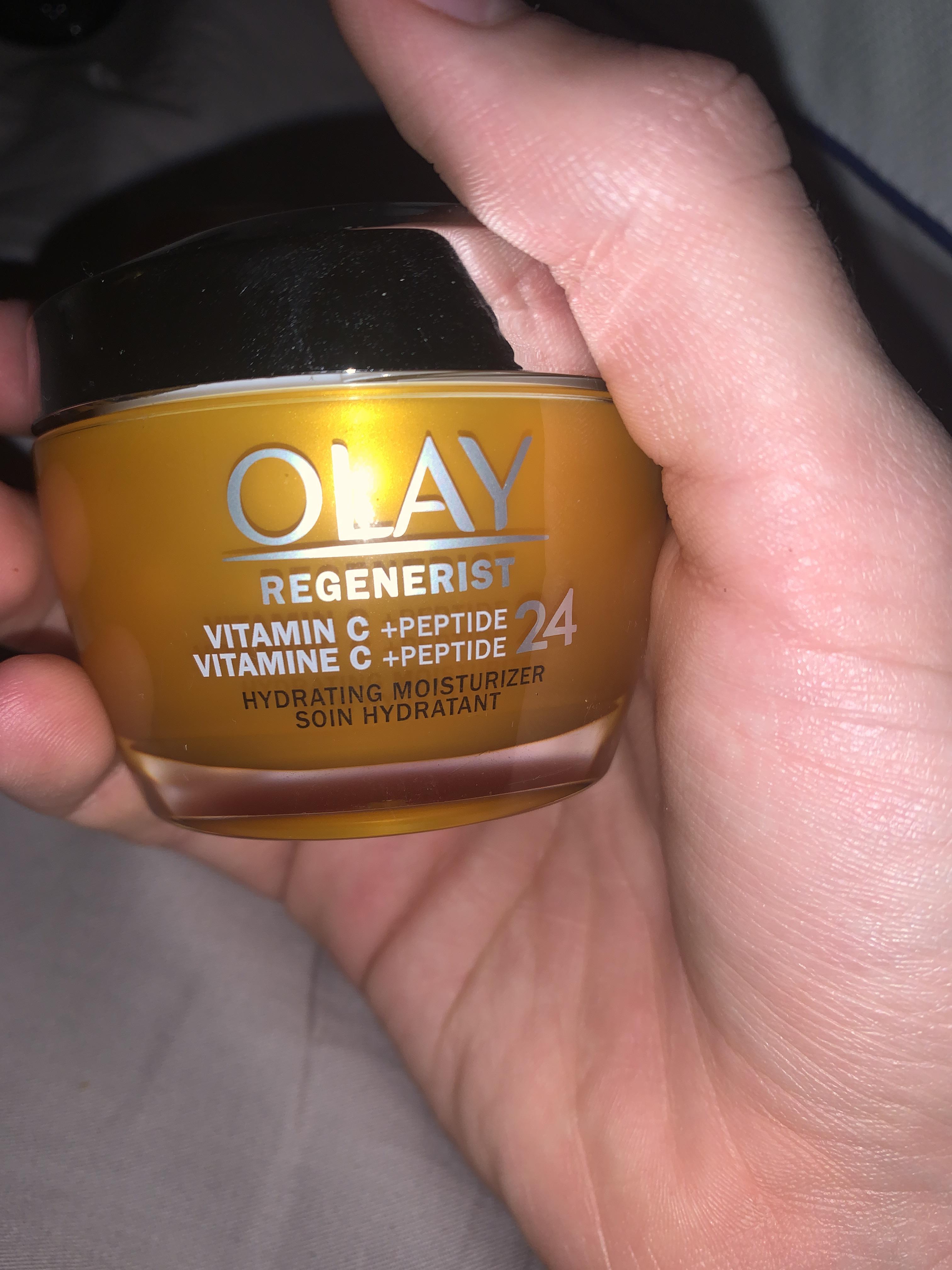 [ACNE] does anyone know if Vitamin c MOISTURIZER helps acne scars (Ik