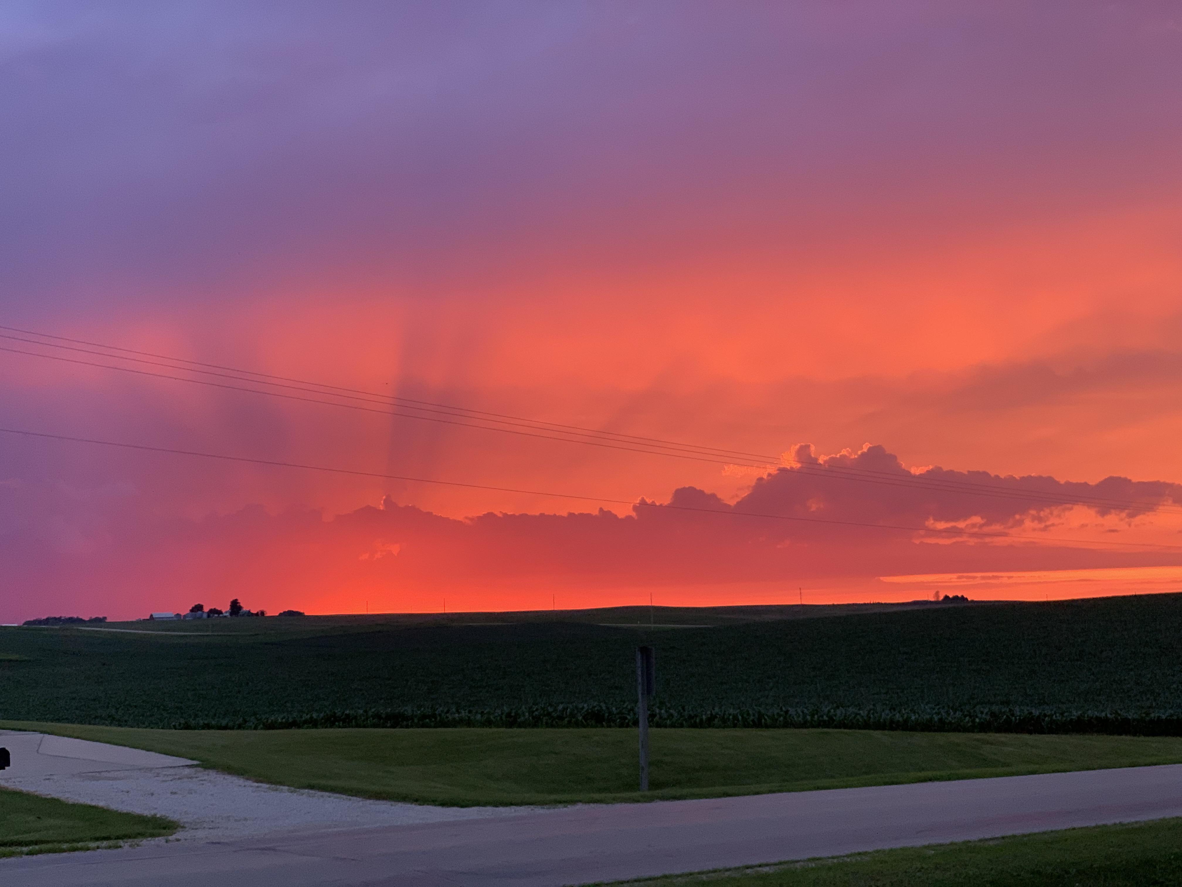 Iowa sunset. No filters needed! r/SkyPorn