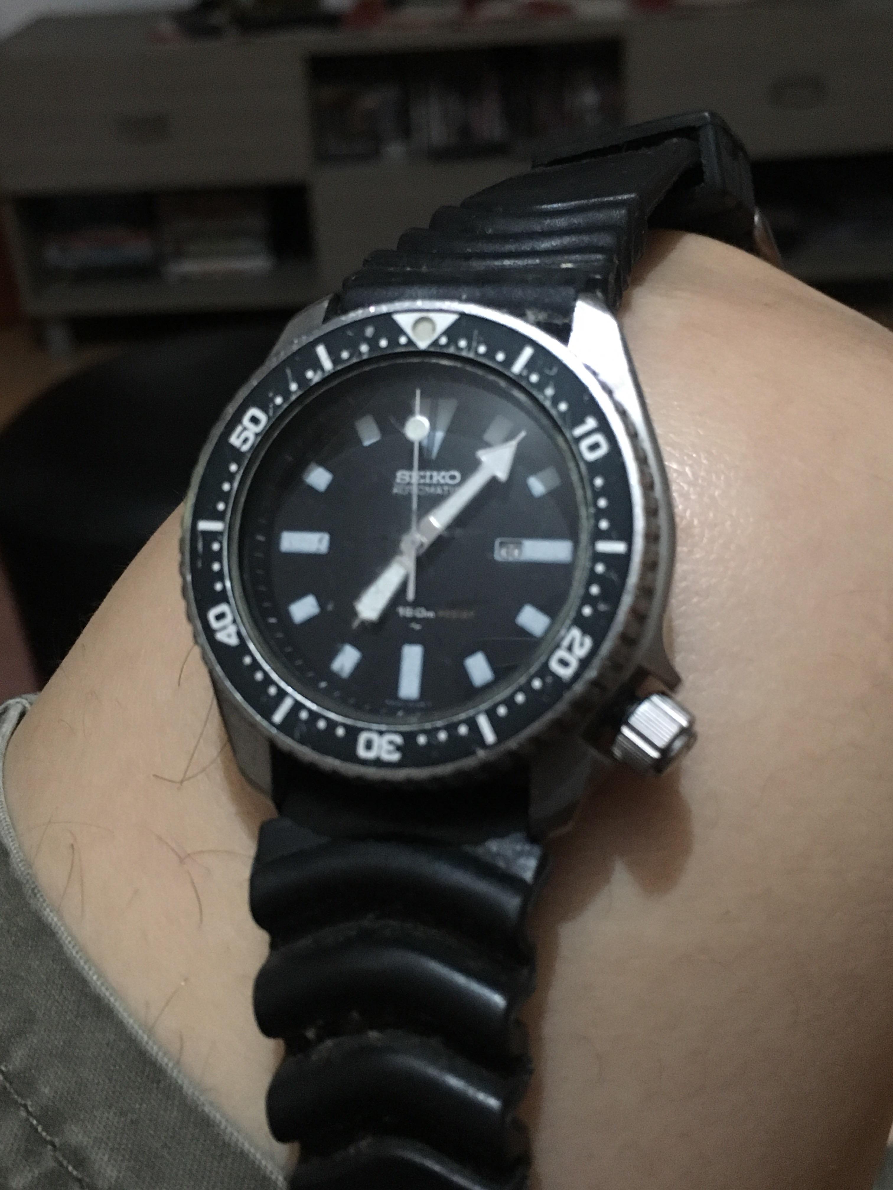 My late dad’s diver’s watch wont move, what’s wrong with this? Help