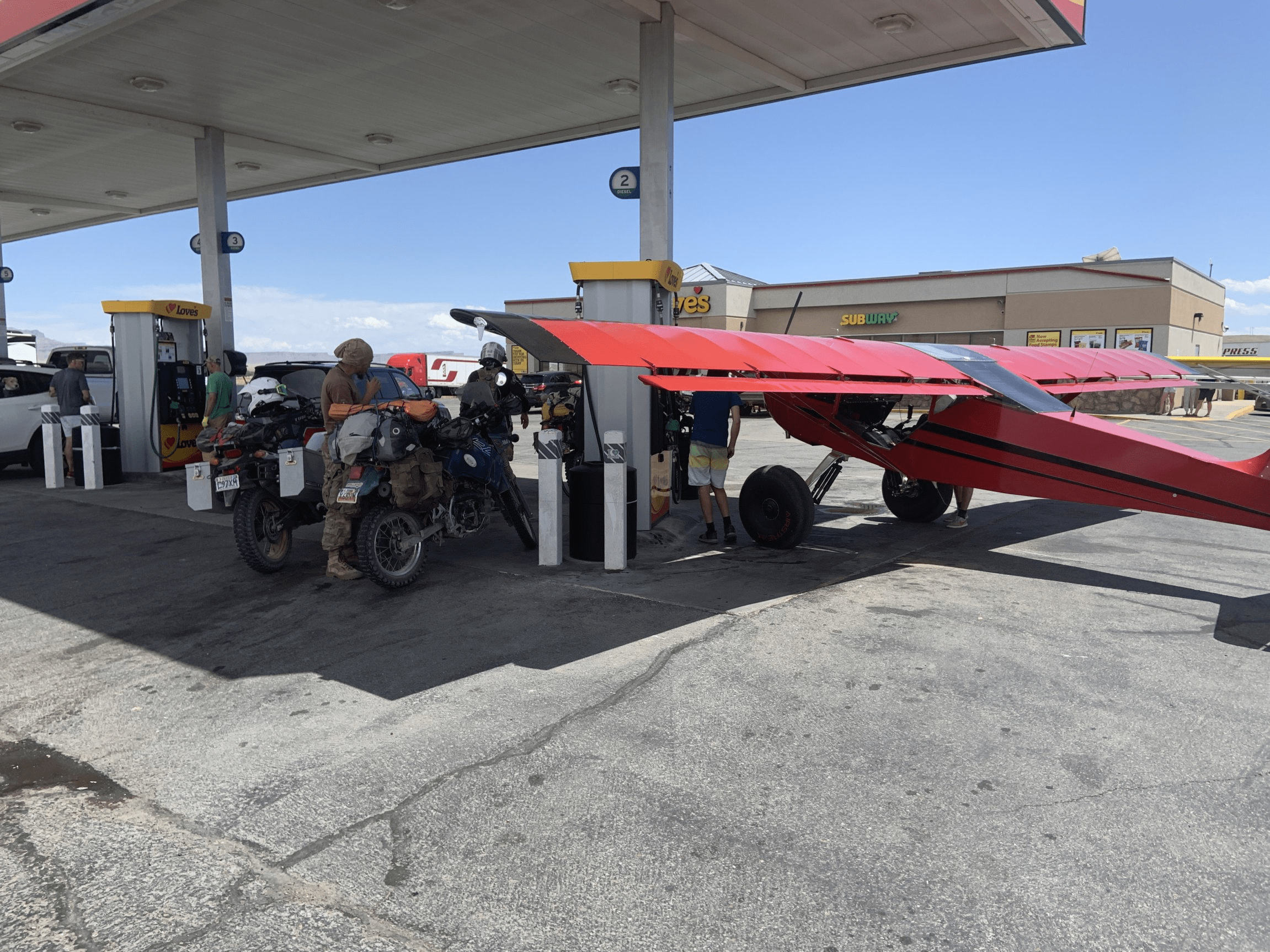 Crowded gas station yesterday, Green River UT r/pics