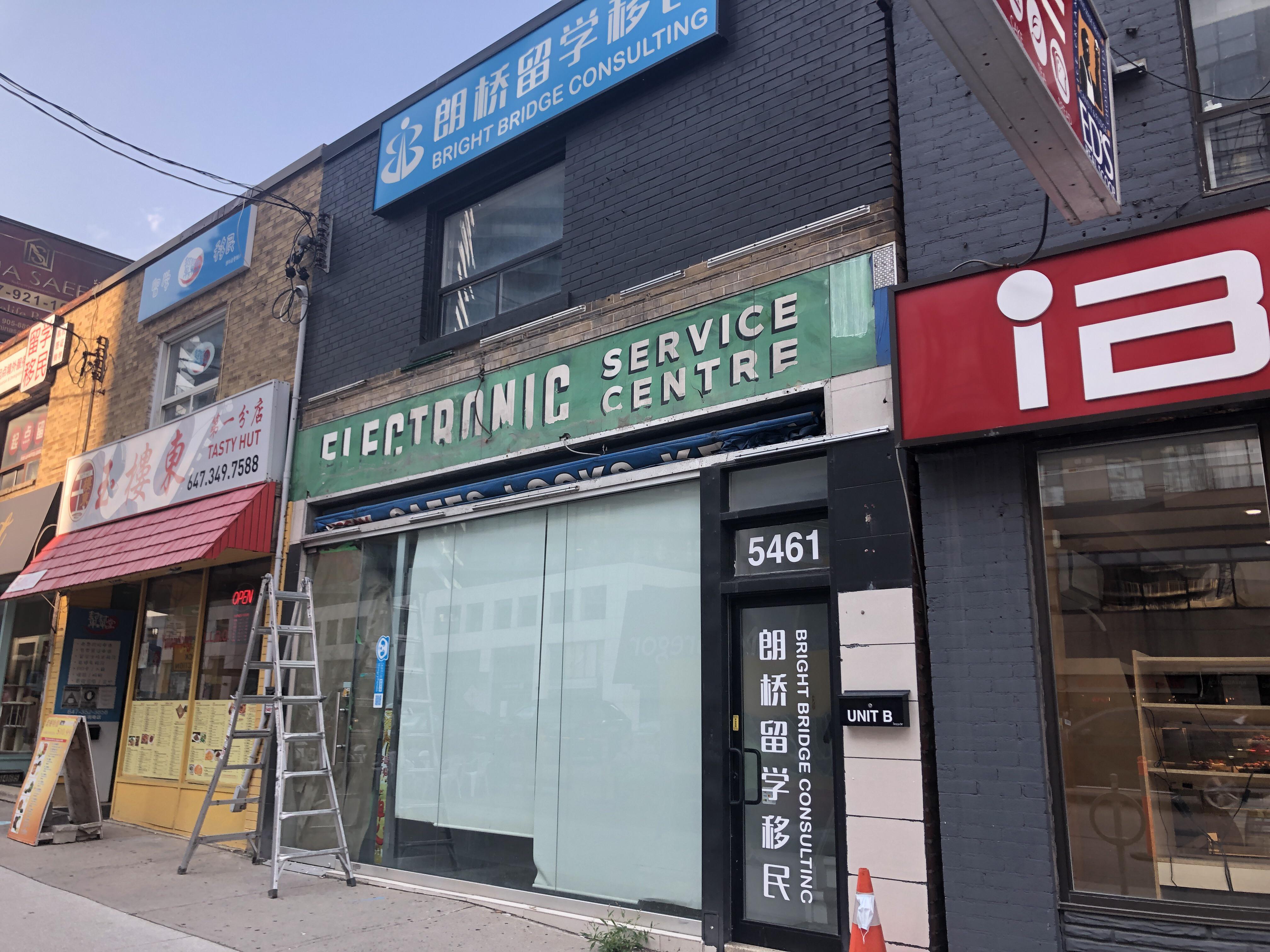 This restaurant that closed up shop removed its sign, revealing the much older sign behind it