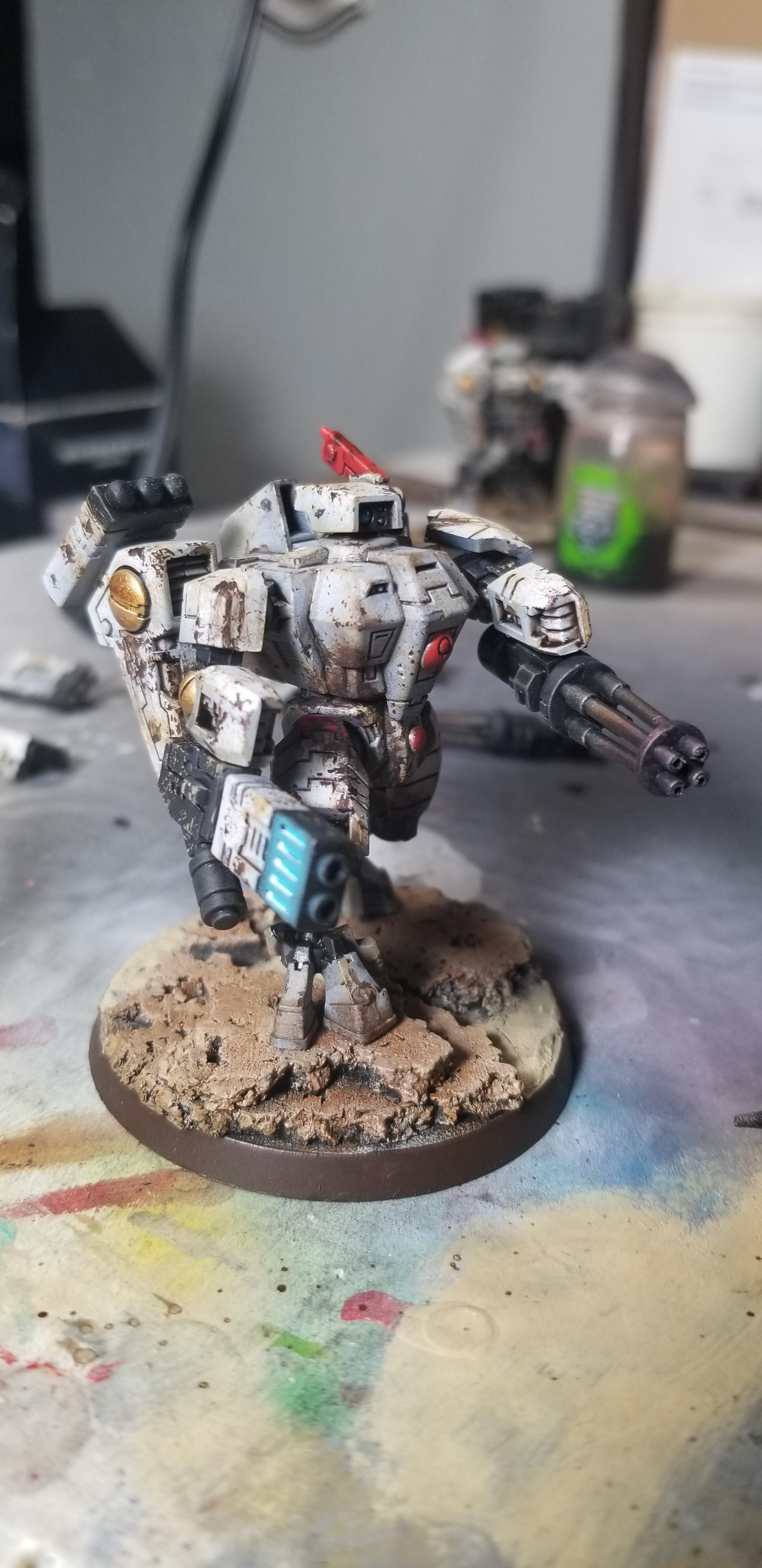 Heavily weathered Tau Crisis Suit. Three hard points r
