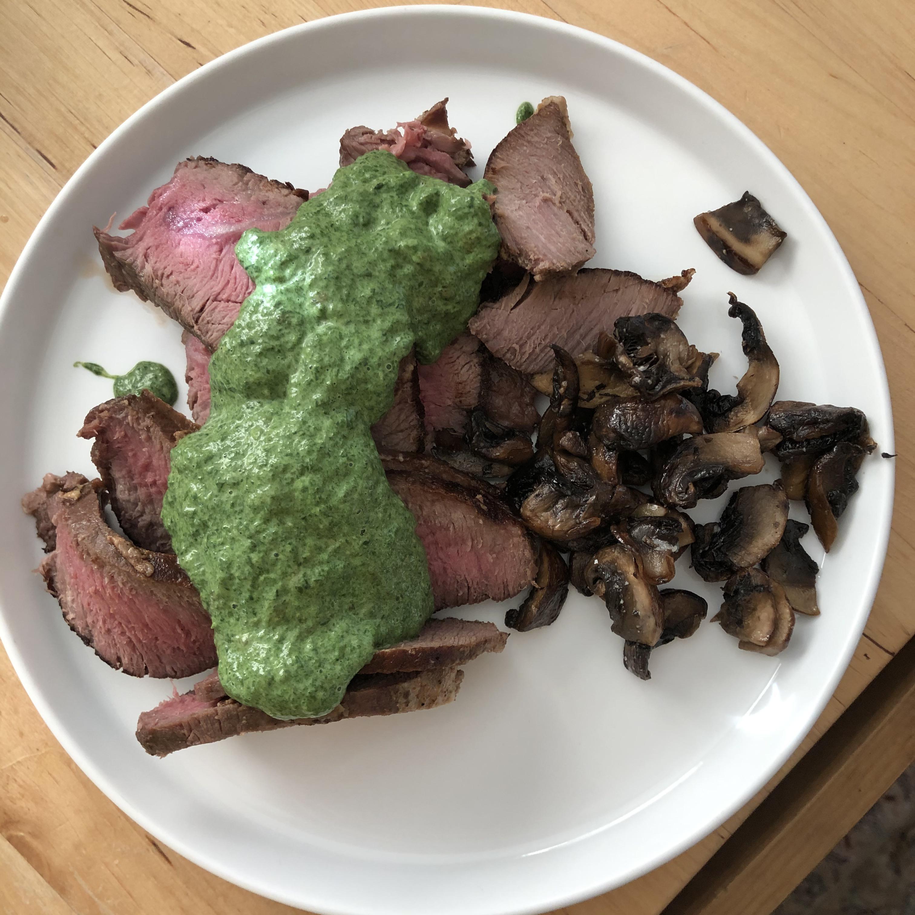 Steak with spinach sauce and mushrooms r/ketorecipes