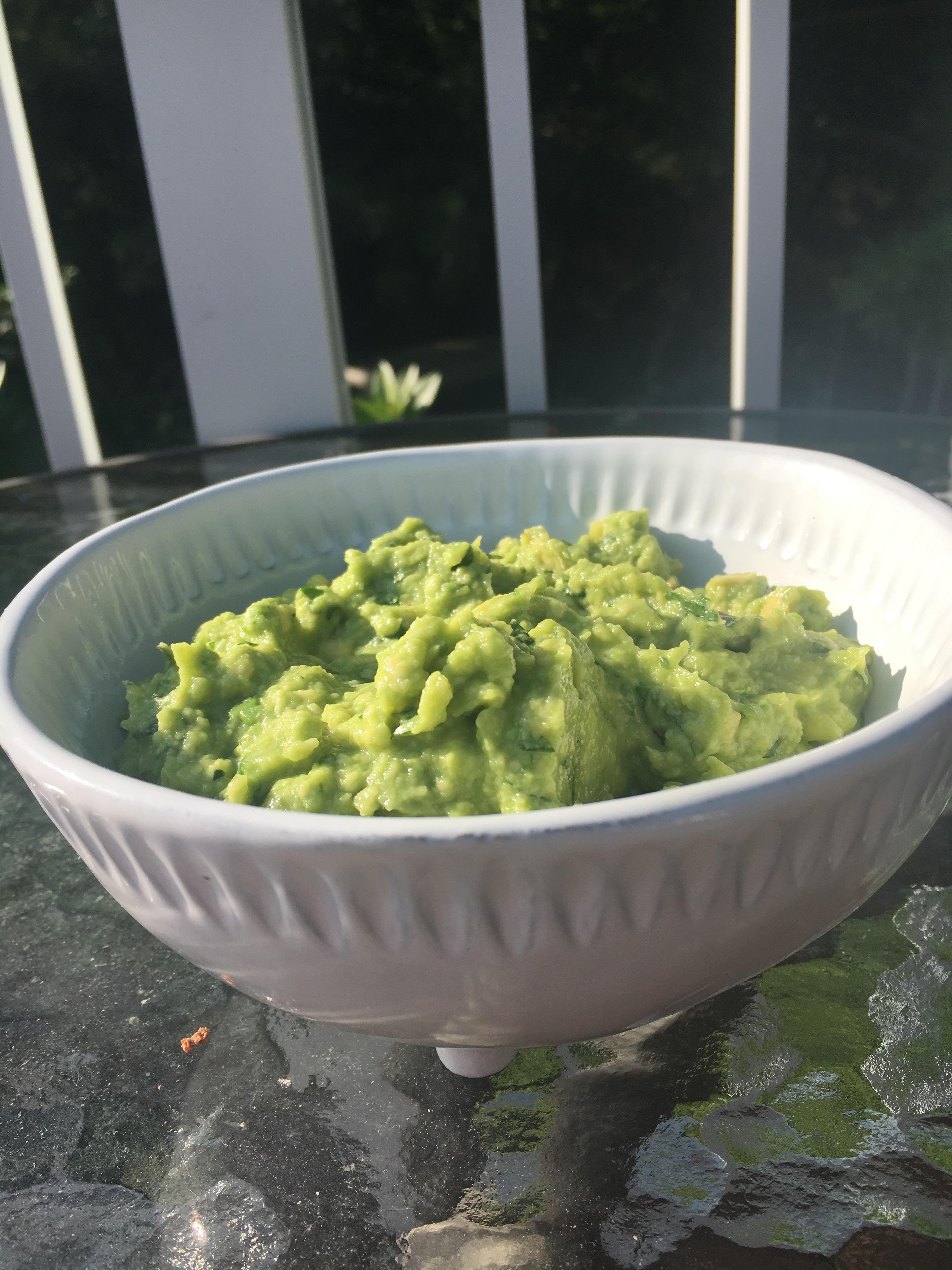 My homemade lime guacamole with red onion and cilantro r/SalsaSnobs