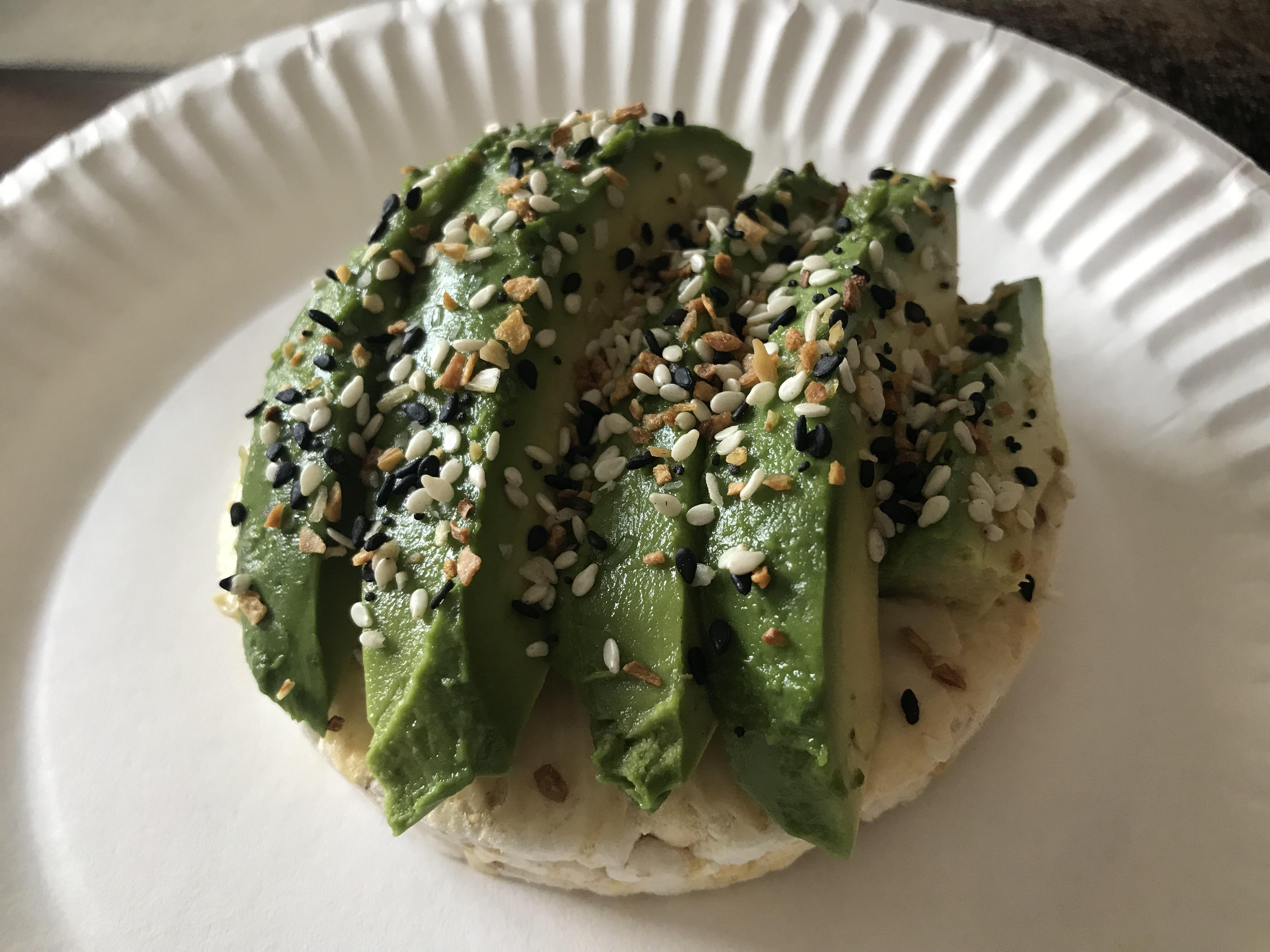 Avocado and cheese rice cake..288 calories! r/1200isplenty