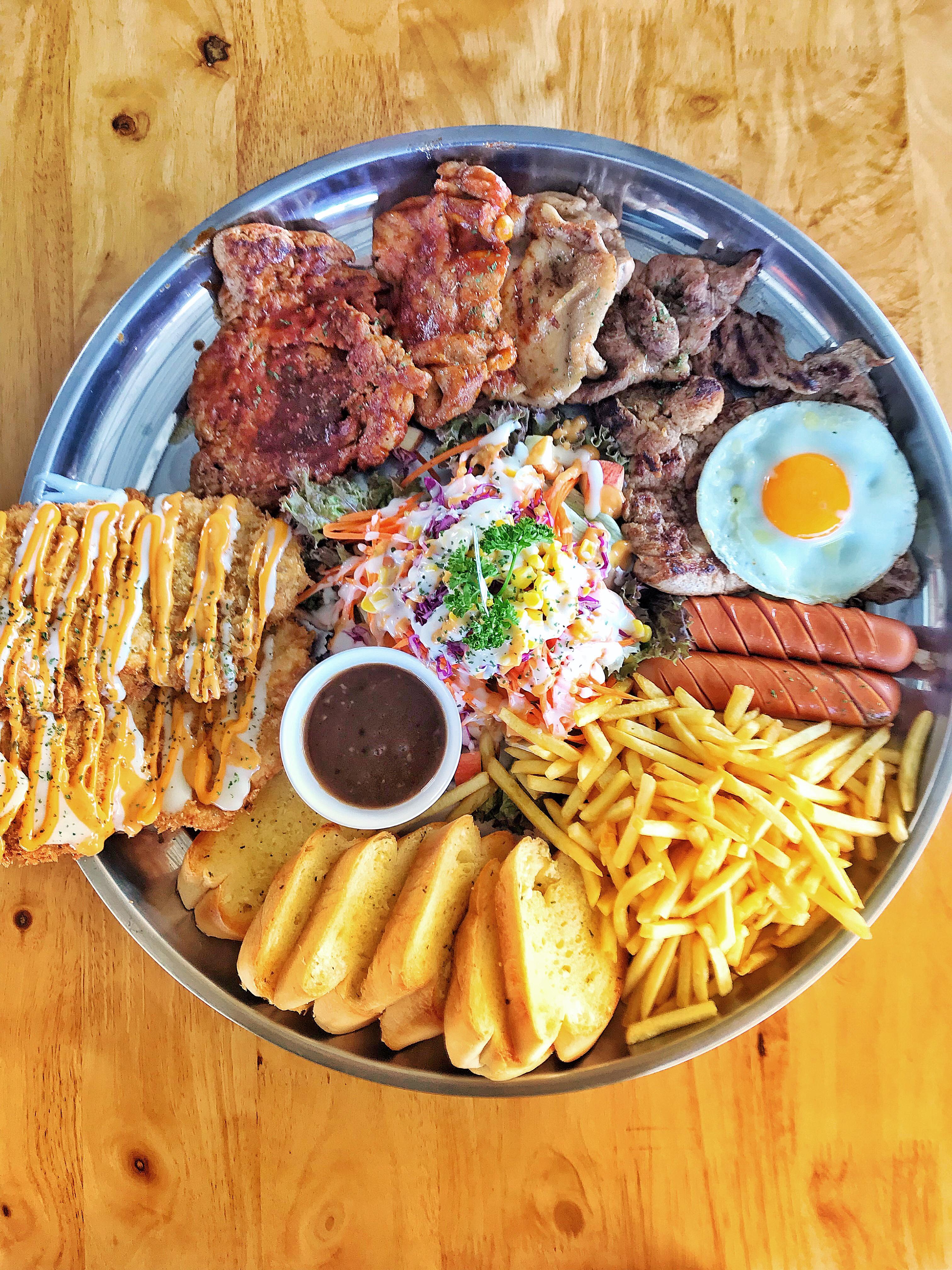 [I ate] Assorted grilled meat platter r/food