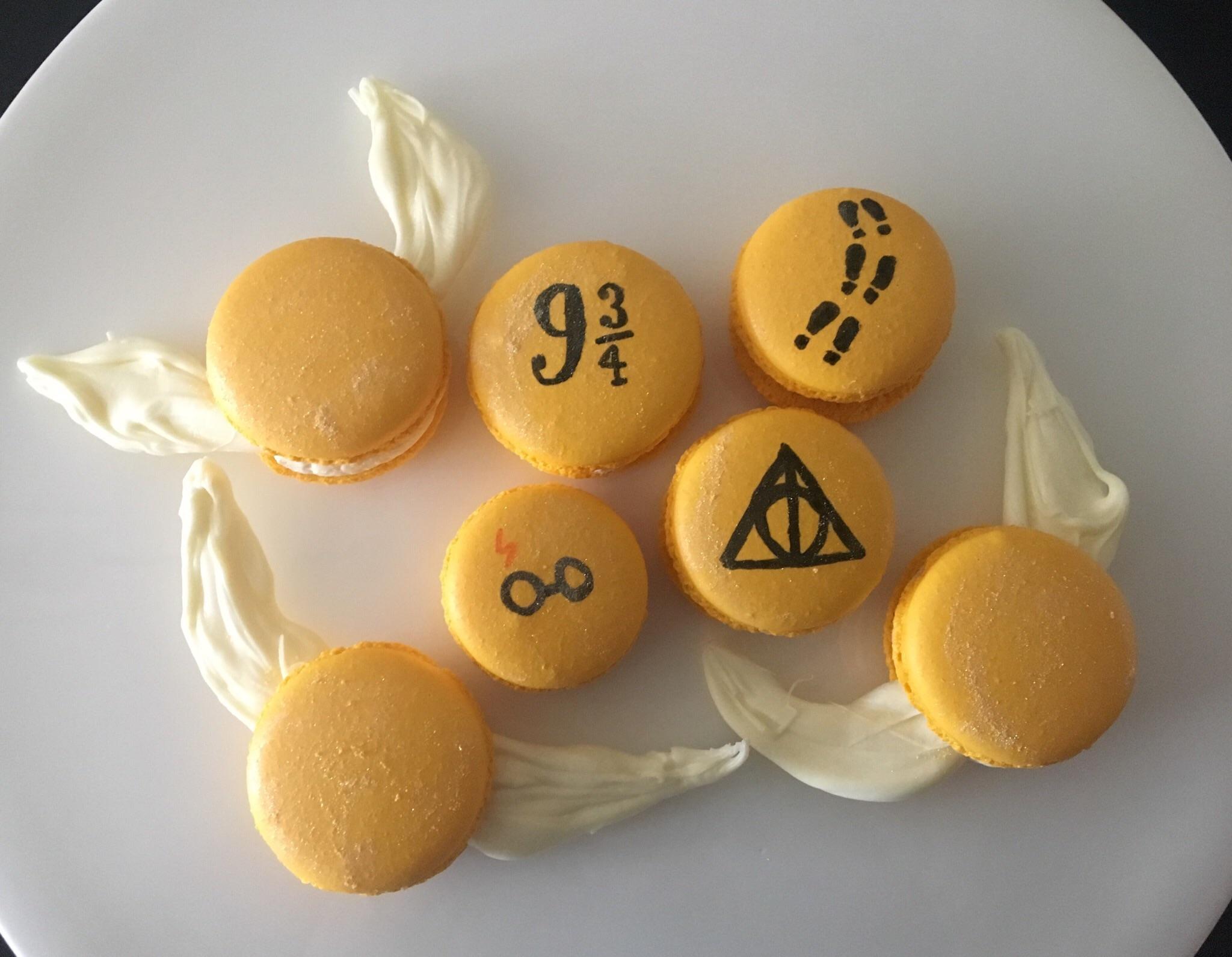 Made golddusted butterbeer macarons for a Harry Potter fan! r/macarons