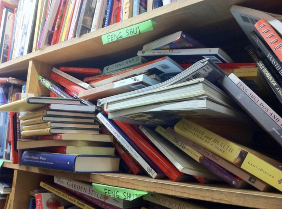 How messy this book shelf is r/mildlyinfuriating