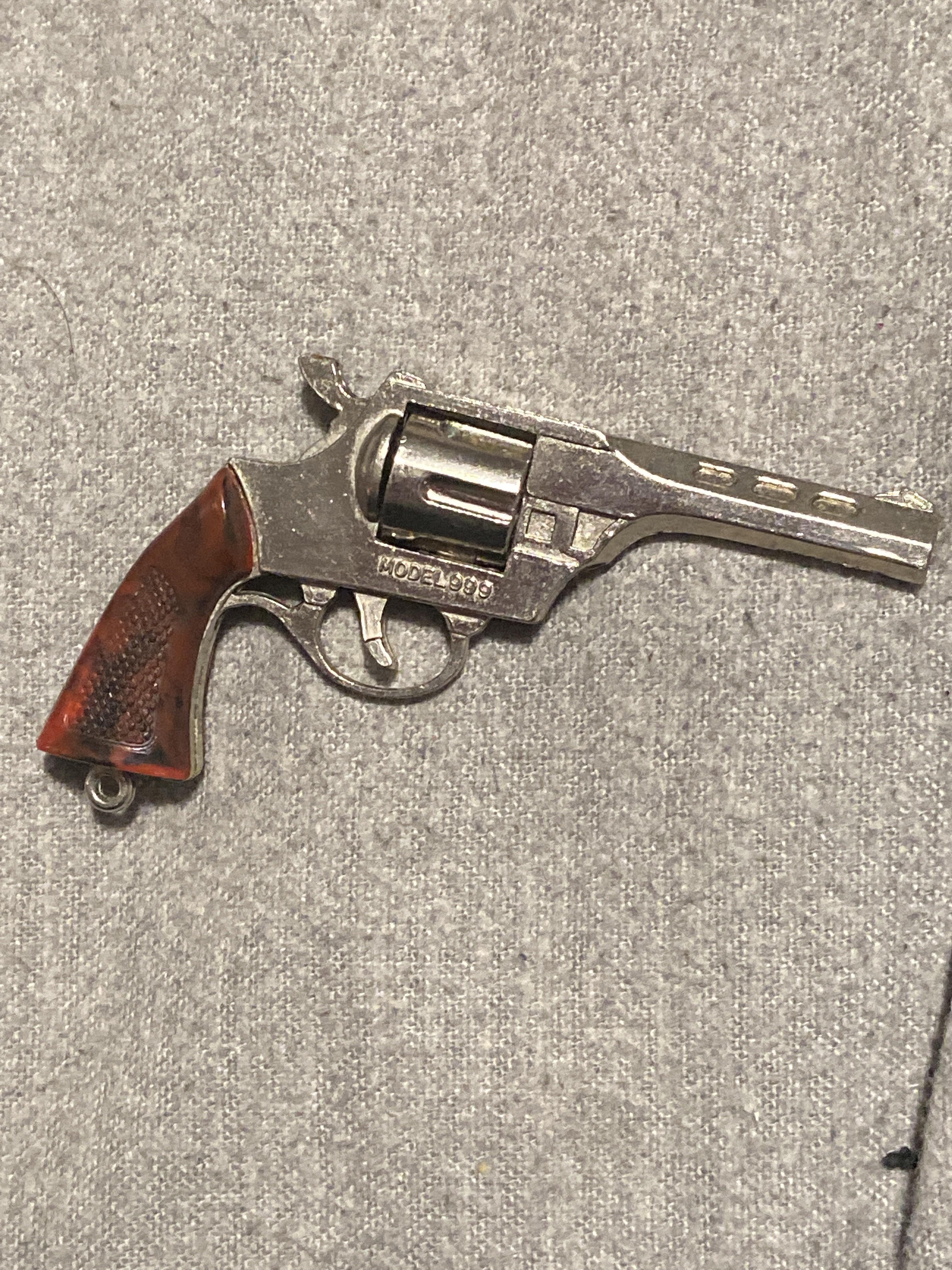 Is this cap gun worth anything ? r/collectables