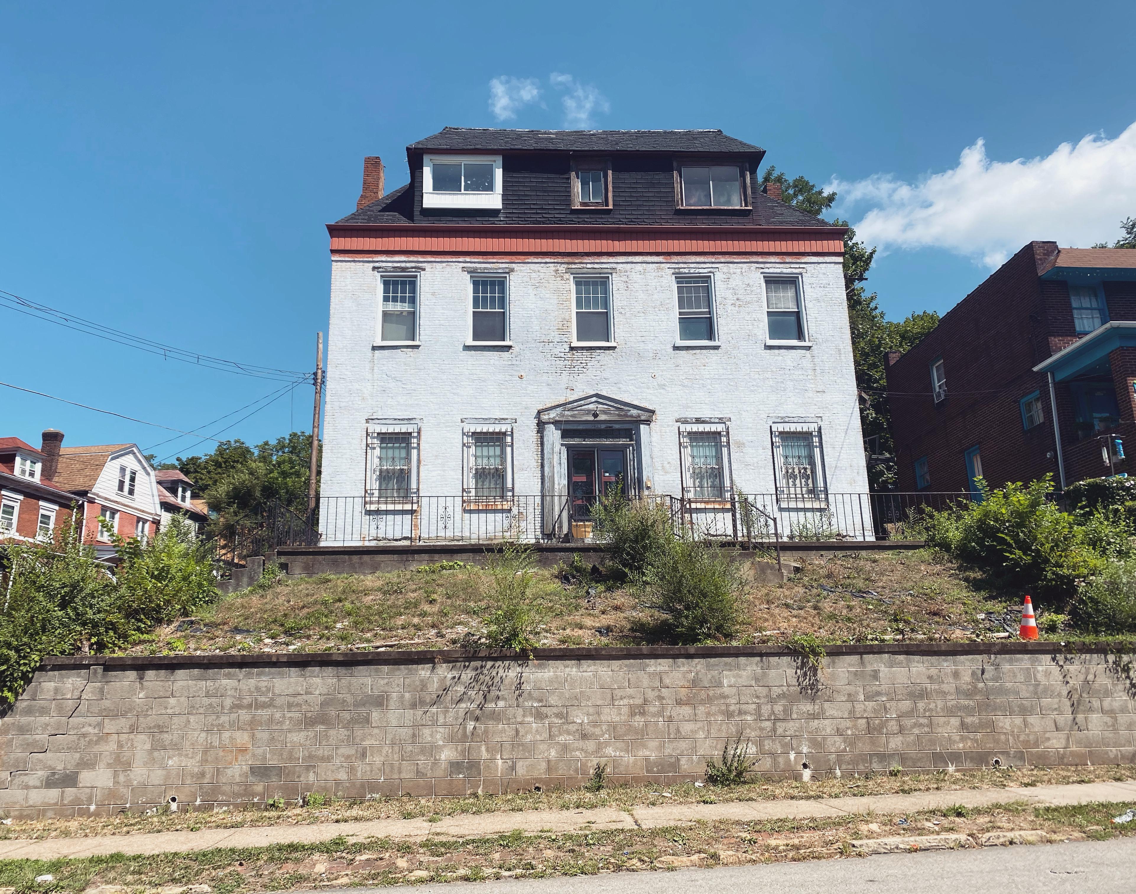 Does anyone know the story behind this house in Garfield? r/pittsburgh