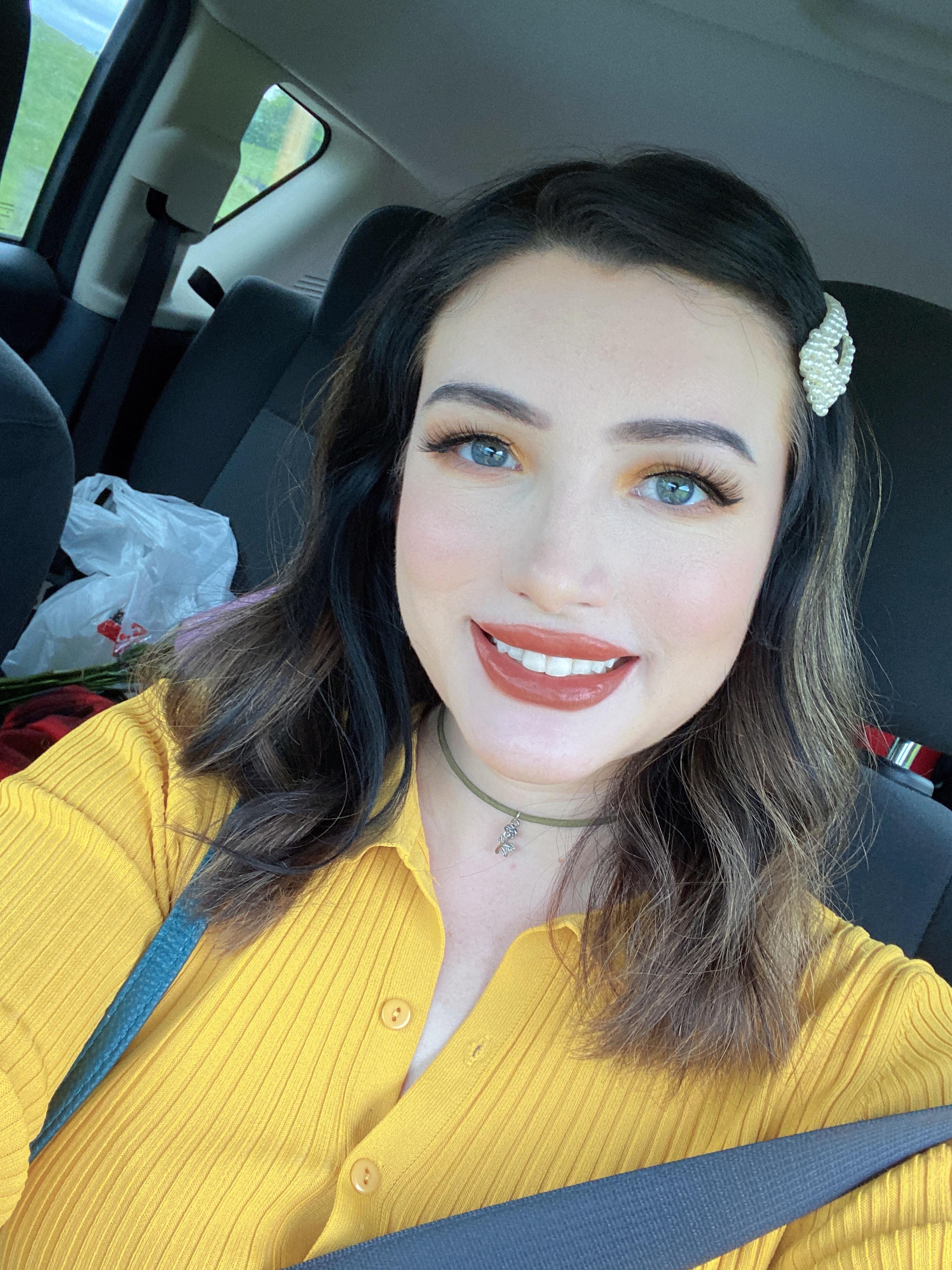 yellow is the happiest color right? r/happygirls