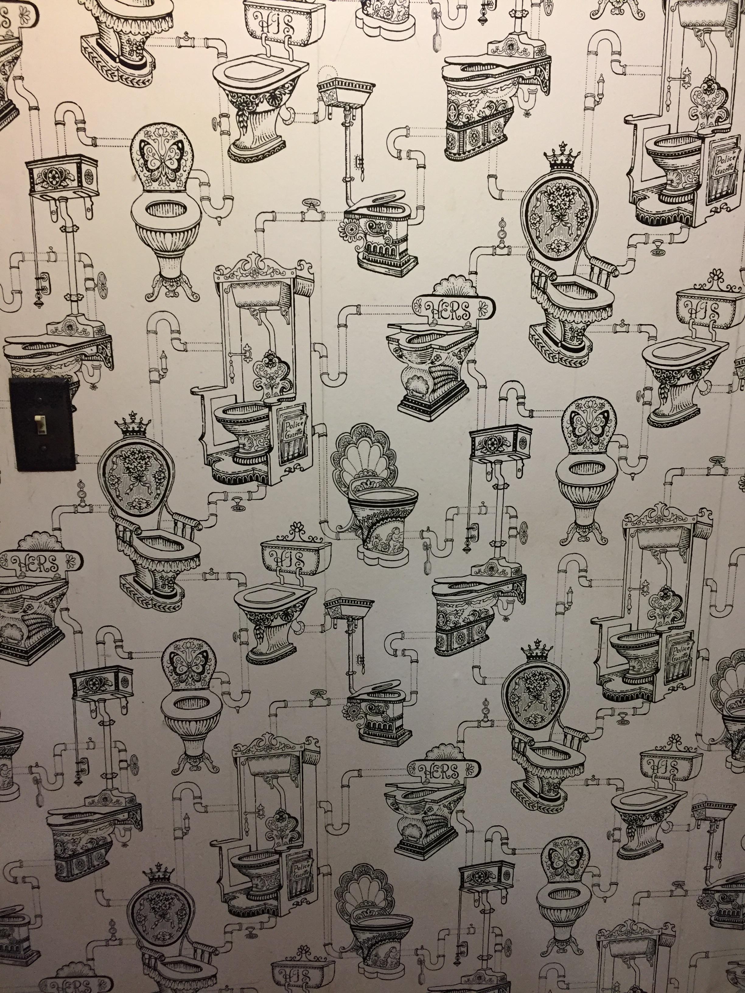 The wallpaper in this bathroom is fancy toilets r/mildlyinteresting