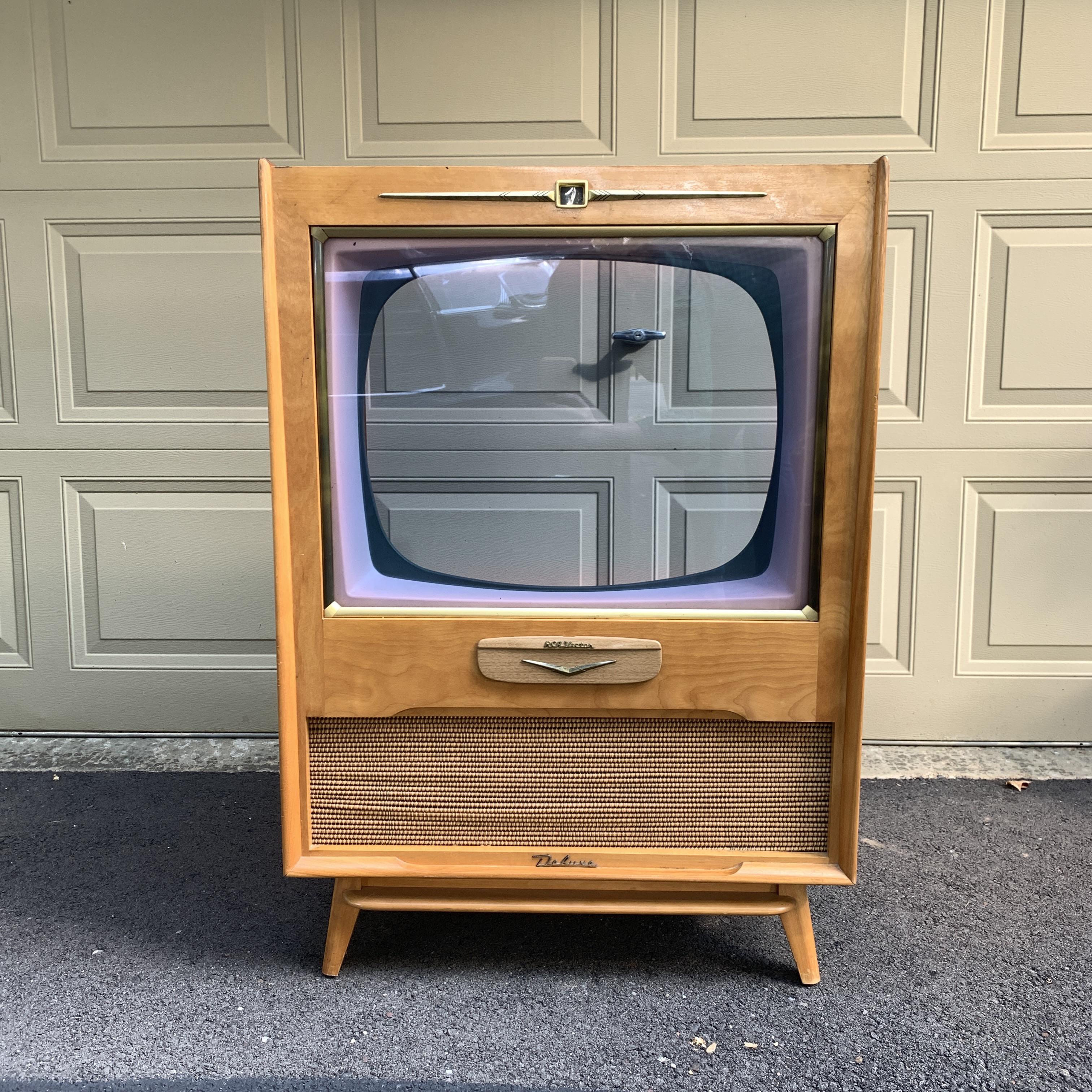 Picked up at Goodwill today a midcentury RCA Victor tv console with