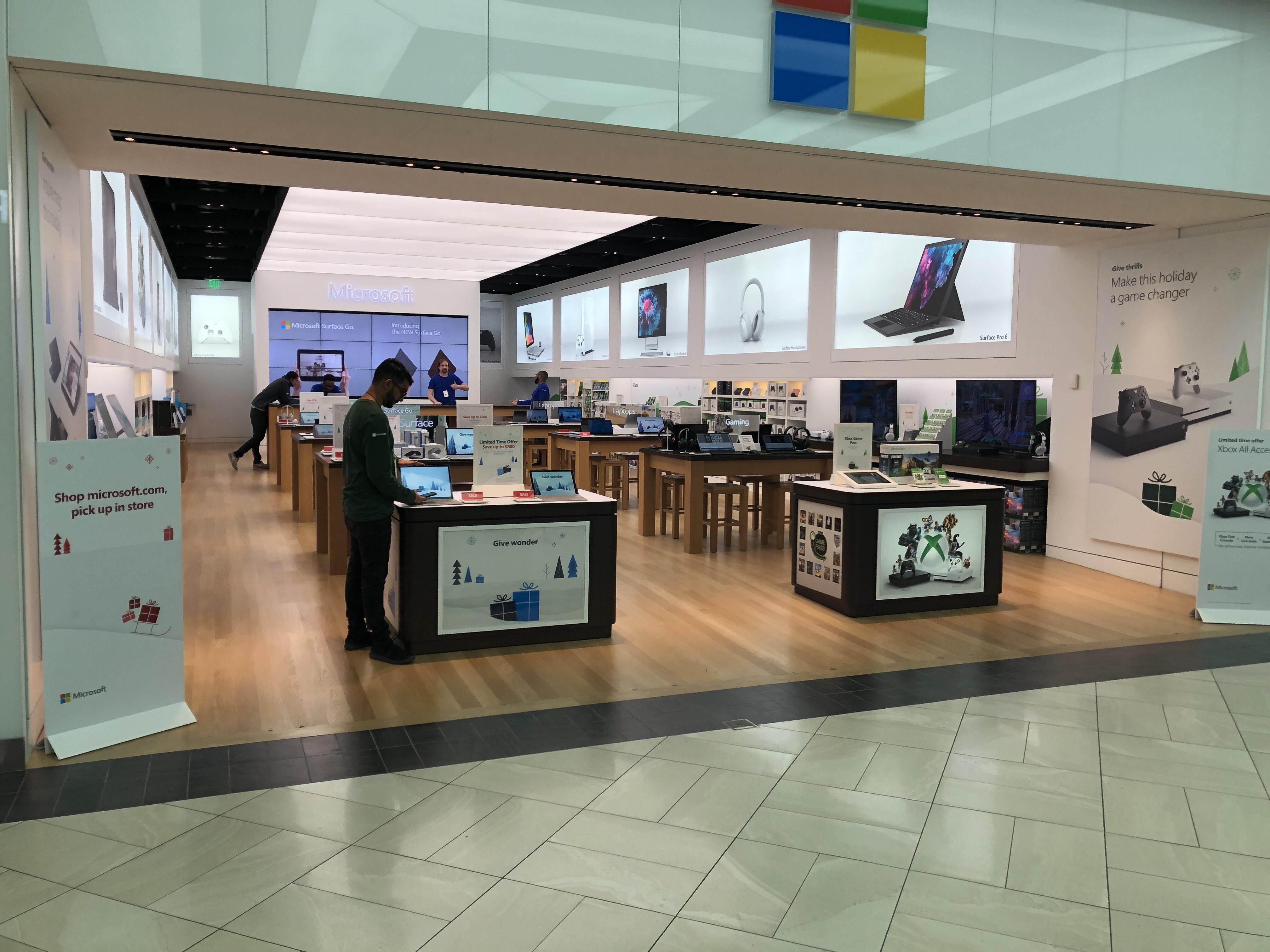 Not a soul in the MS store (Perimeter Mall ATL) iiiiiiitttttttttttt