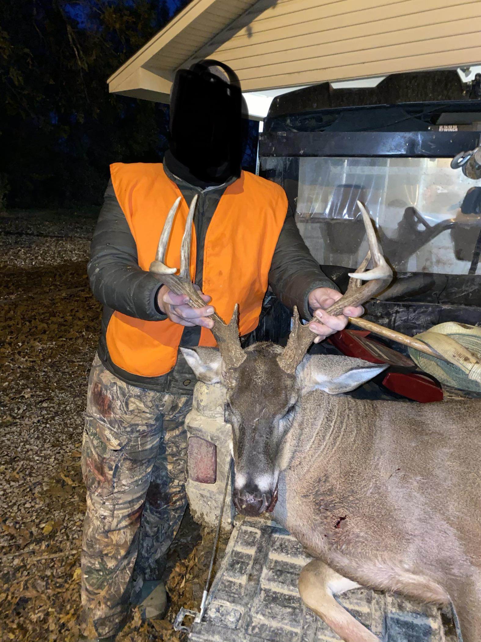 Buck down in the Mississippi delta r/Hunting