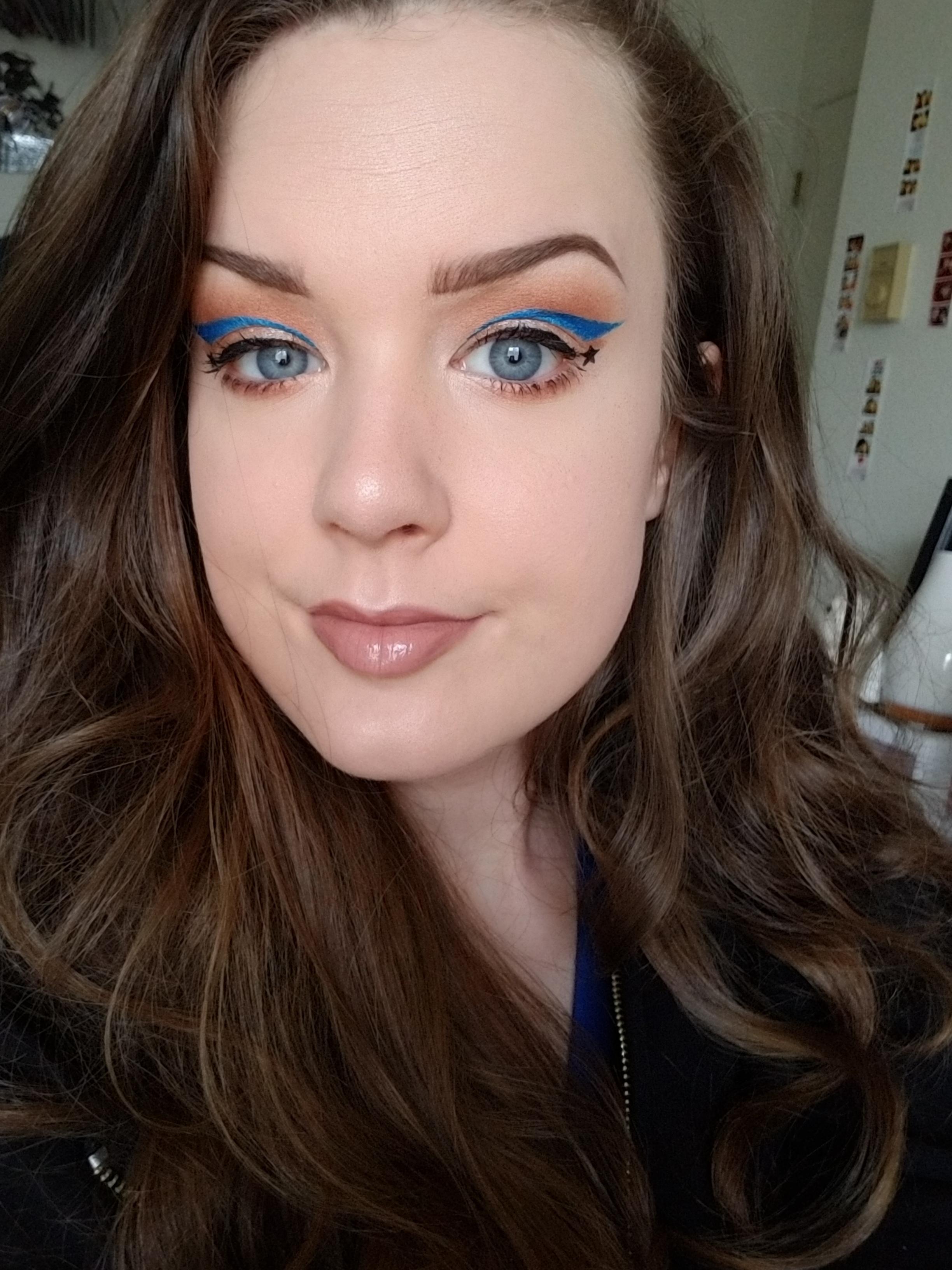 Blue crease cat eye! r/MakeupAddiction