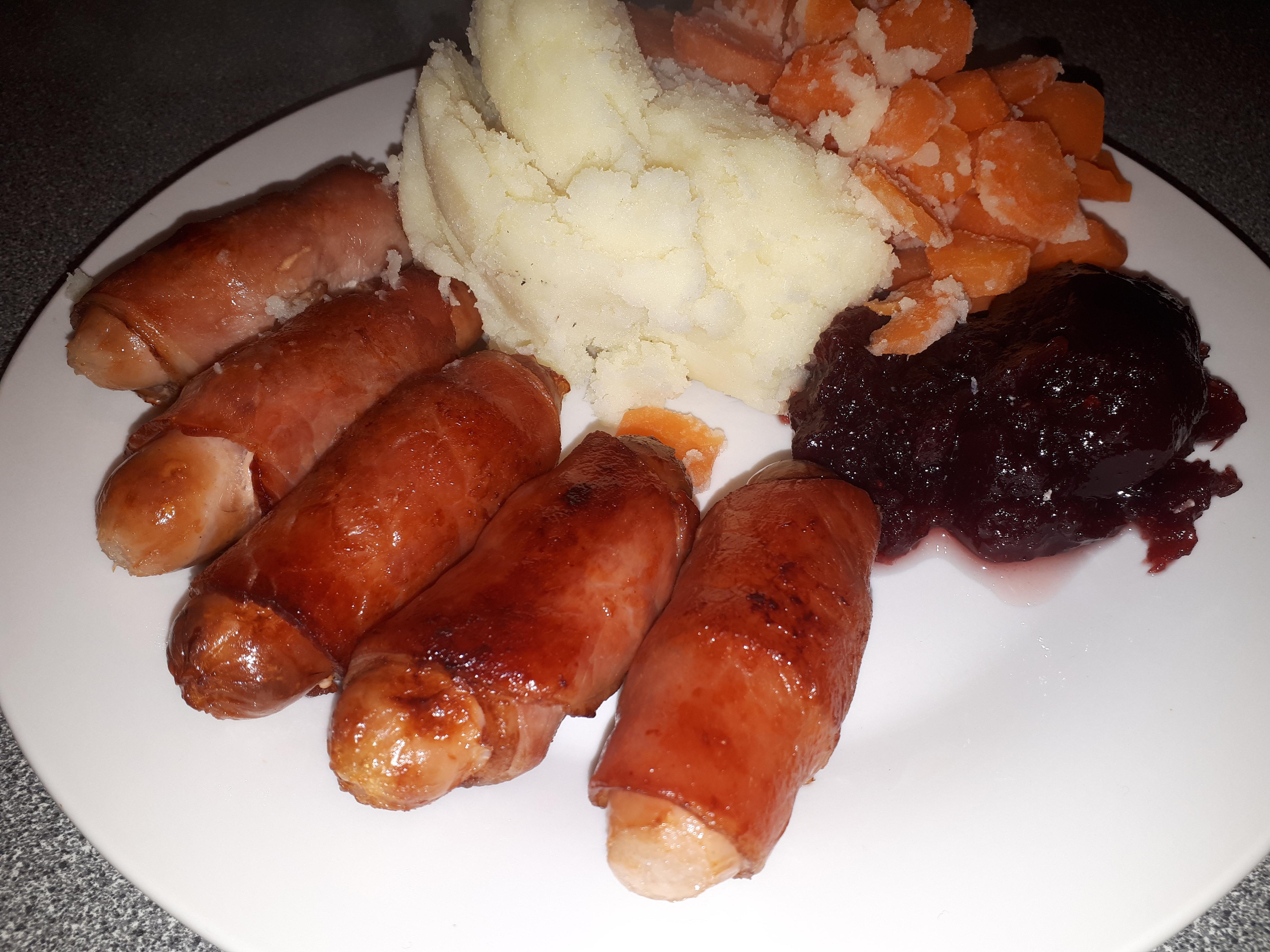 Pigs in blankets, mash, carrots and cranberry sauce! r/shittyfoodporn