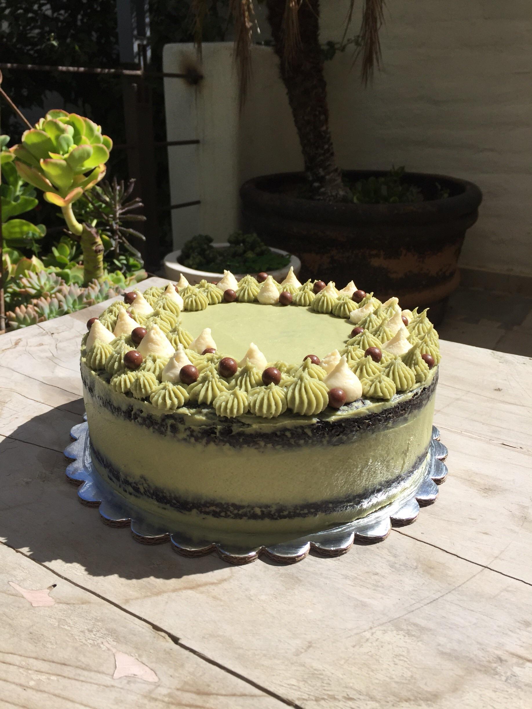 I made a chocolate cake with matcha cream cheese frosting r/Baking