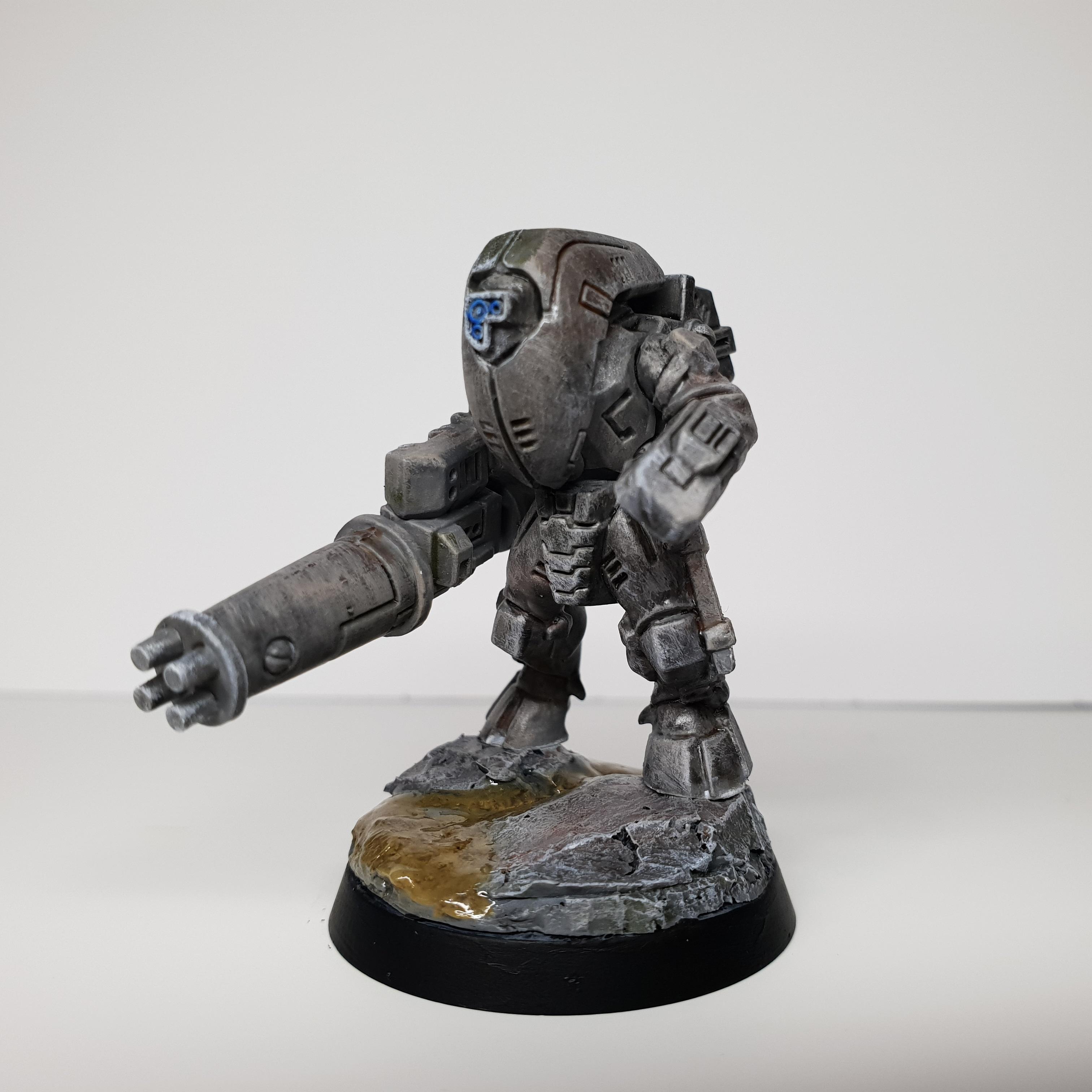 I painted a stealth suit and now I can't see it r/Tau40K