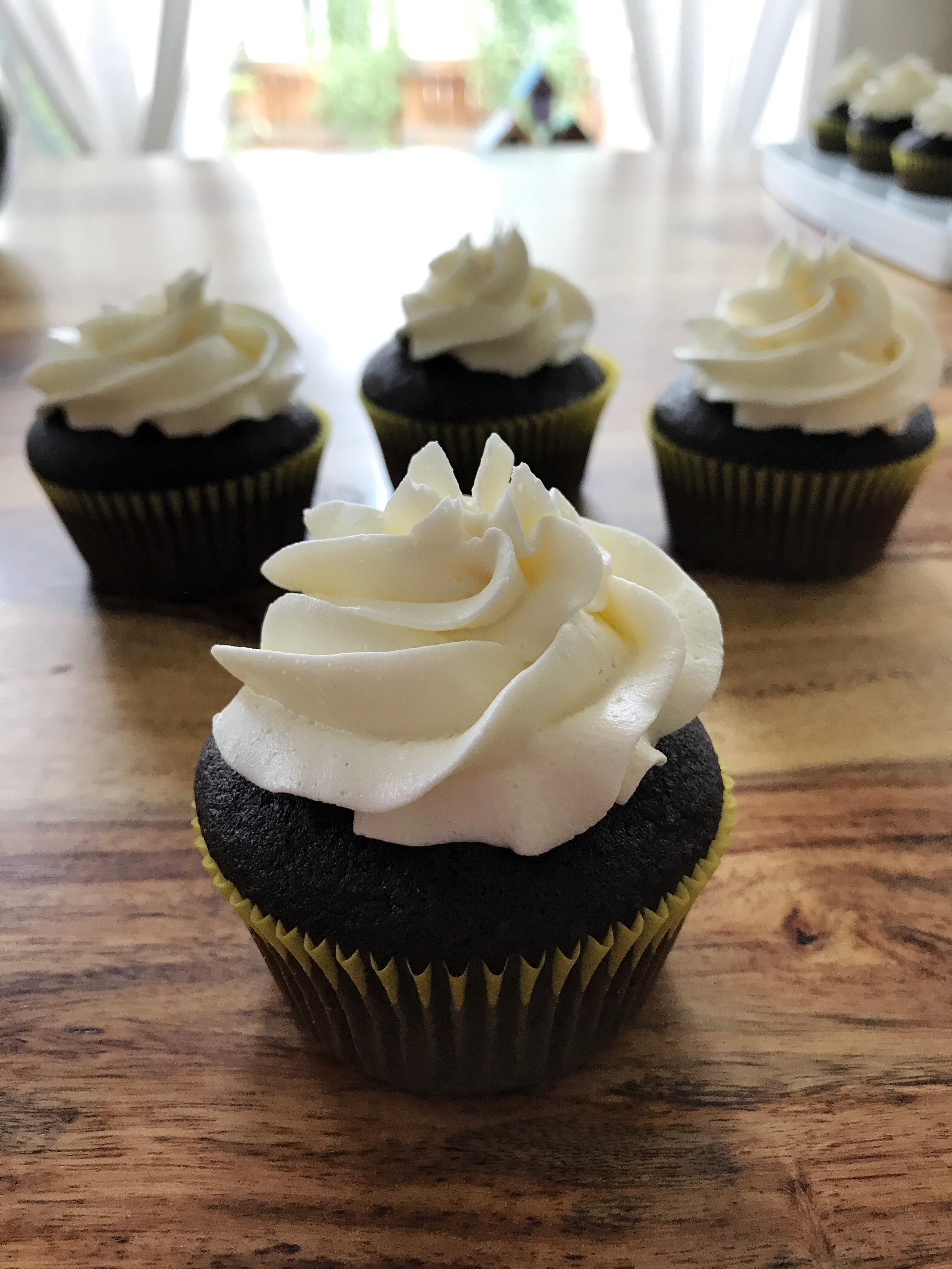 [Homemade] Chocolate cupcakes w vanilla buttercream r/food