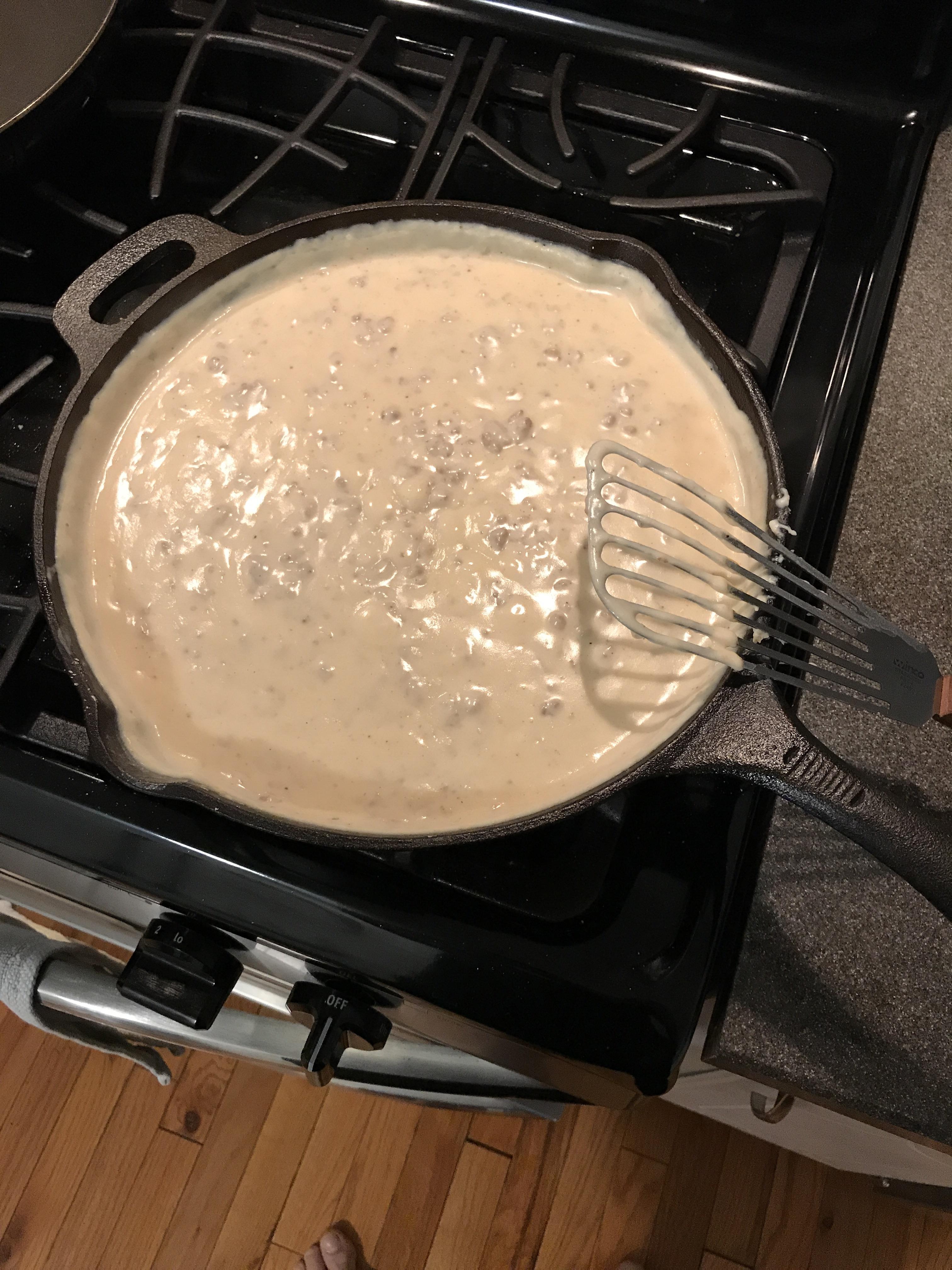 Making some sausage gravy in the cast iron this morning. r/castiron