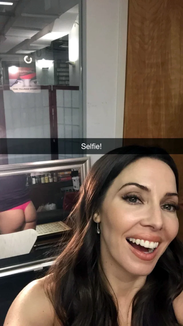 I love how much Whitney loves showing off her body... : r/whitneycummings