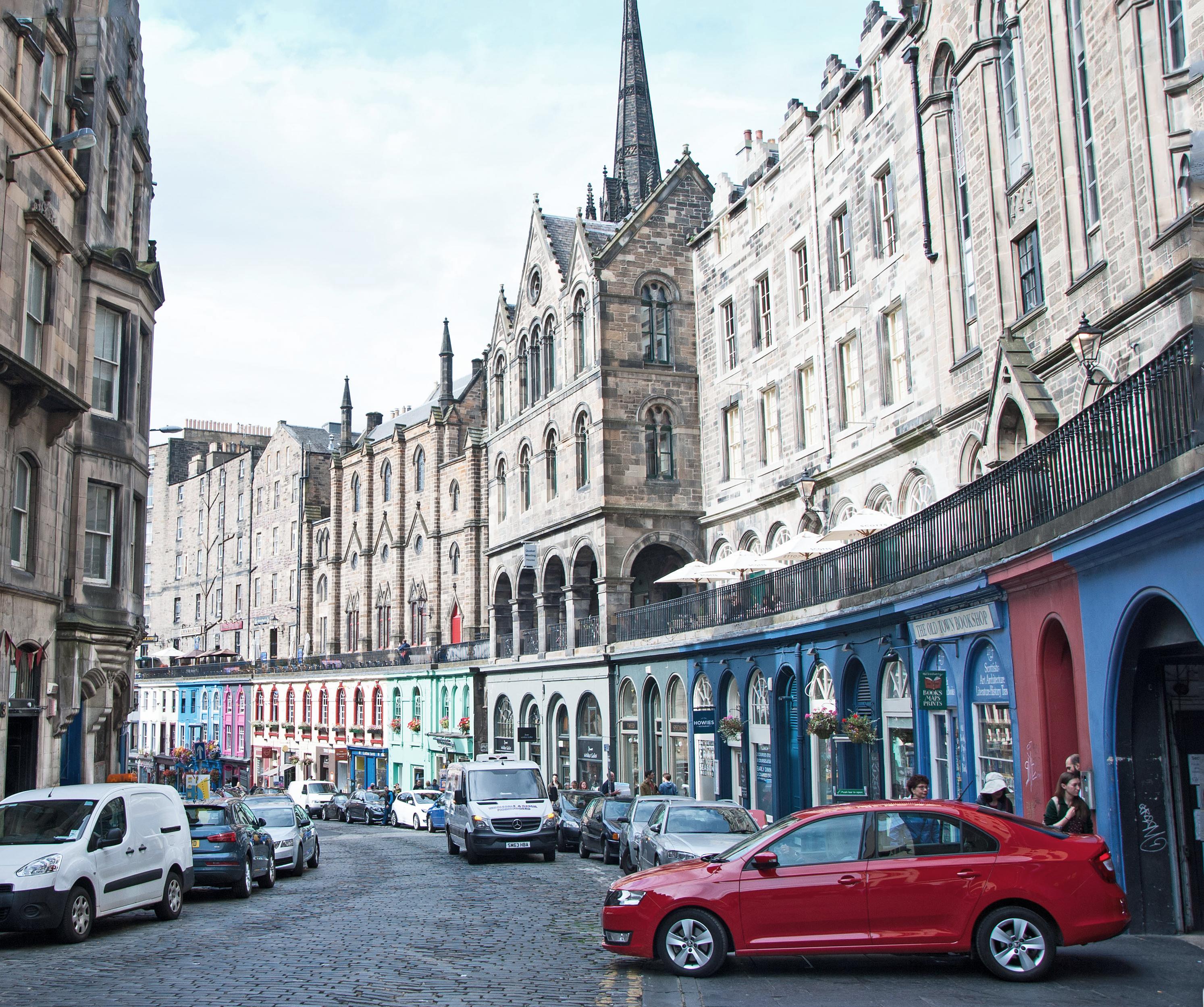 The colourful curve of Victoria Street, Edinburgh r/travel